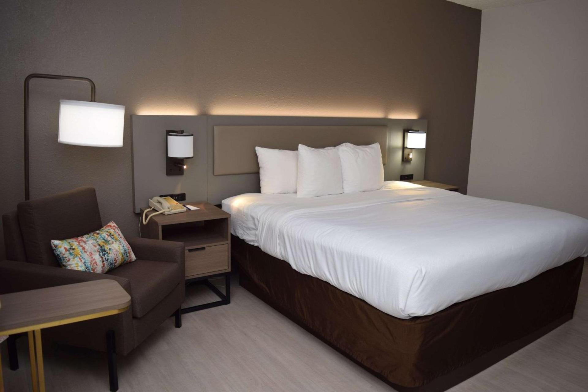 Comfort Inn & Suites Syracuse-Carrier Circle photo 9