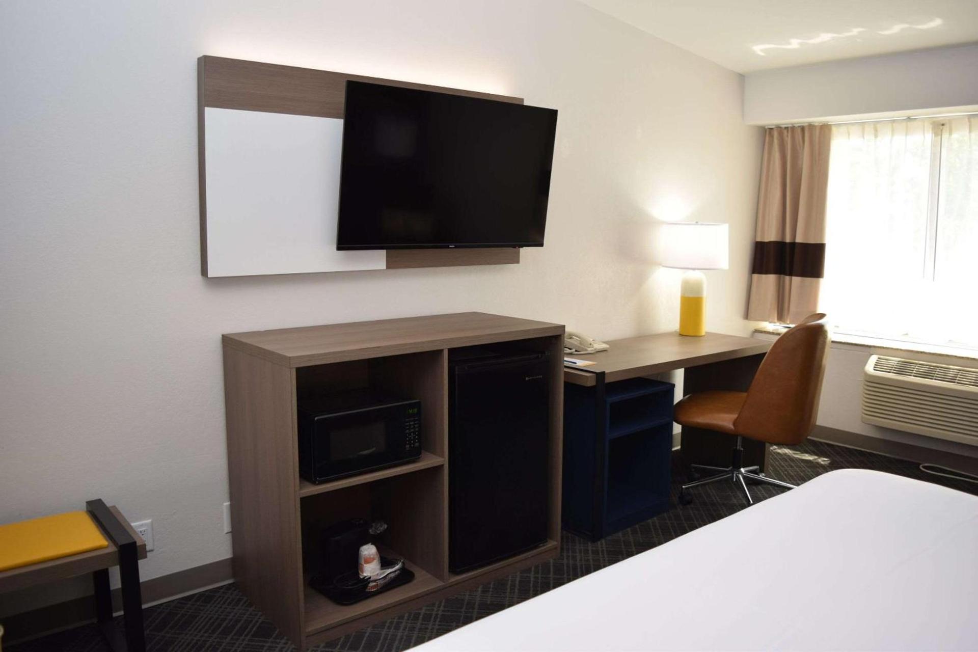 Comfort Inn & Suites Syracuse-Carrier Circle photo 12