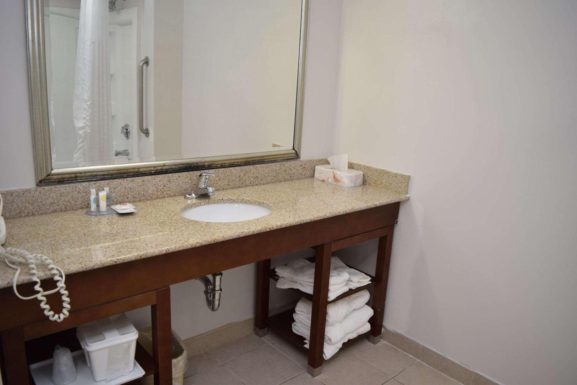Comfort Inn & Suites Syracuse-Carrier Circle photo 46