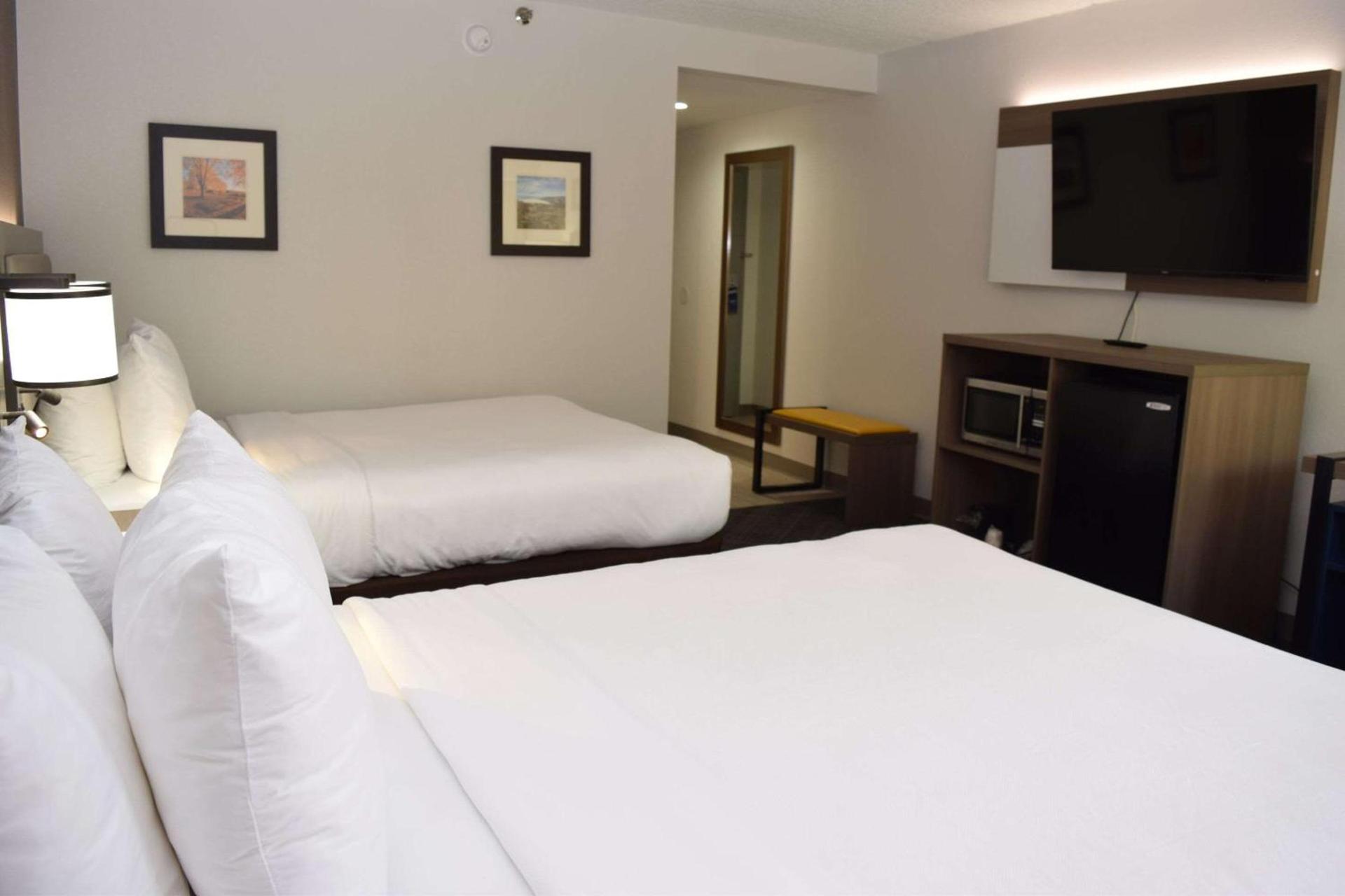 Comfort Inn & Suites Syracuse-Carrier Circle photo 21