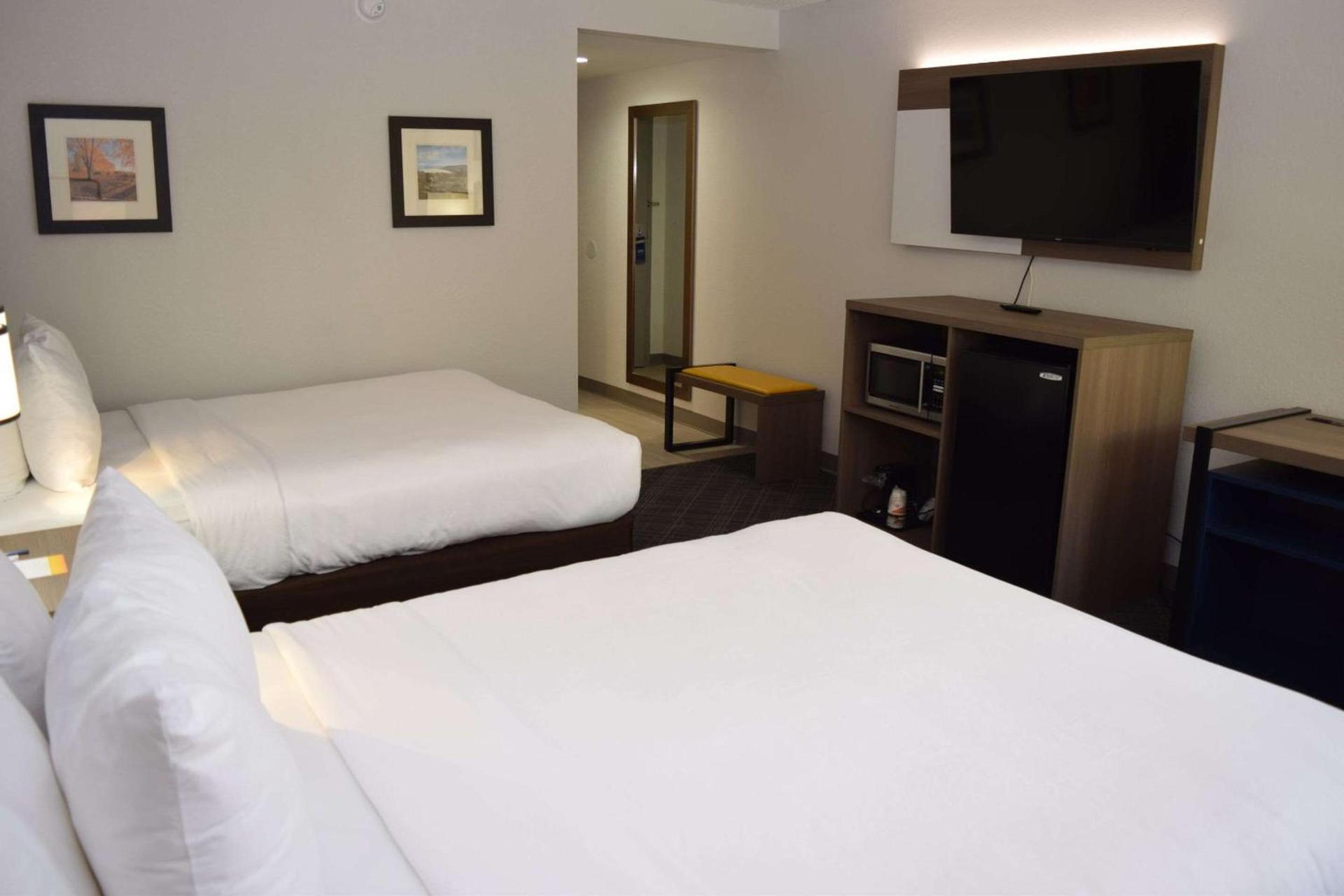 Comfort Inn & Suites Syracuse-Carrier Circle photo 22