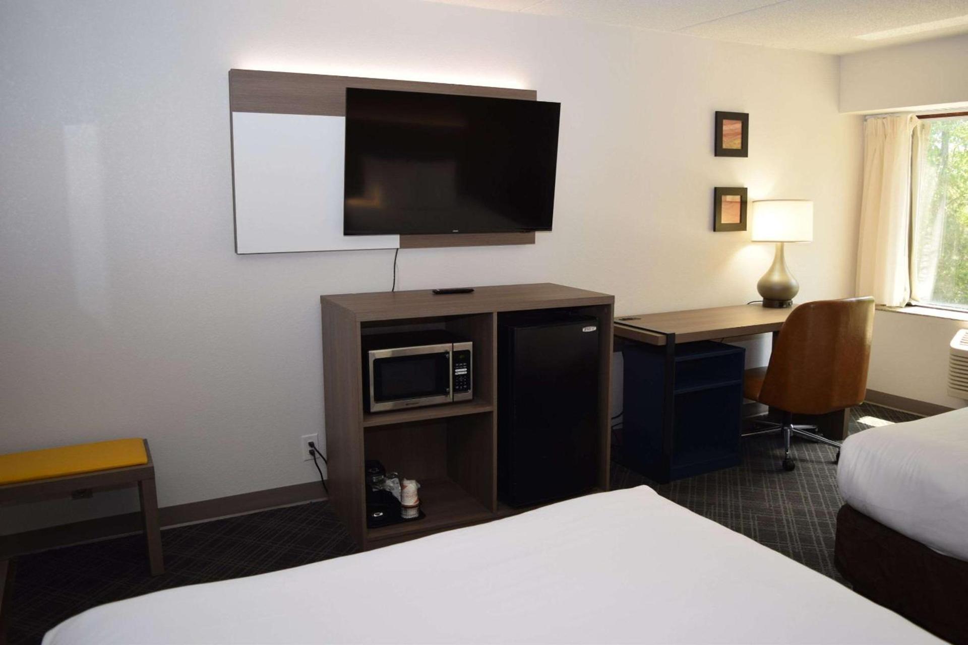Comfort Inn & Suites Syracuse-Carrier Circle photo 24