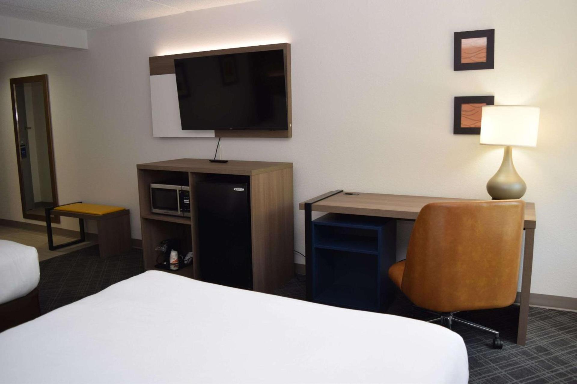 Comfort Inn & Suites Syracuse-Carrier Circle photo 23