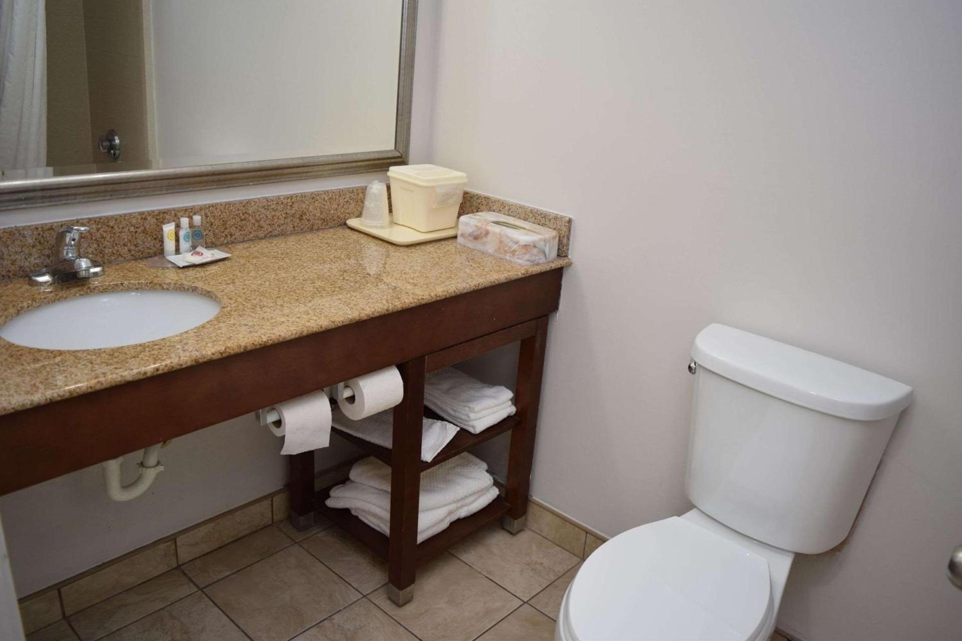 Comfort Inn & Suites Syracuse-Carrier Circle photo 27