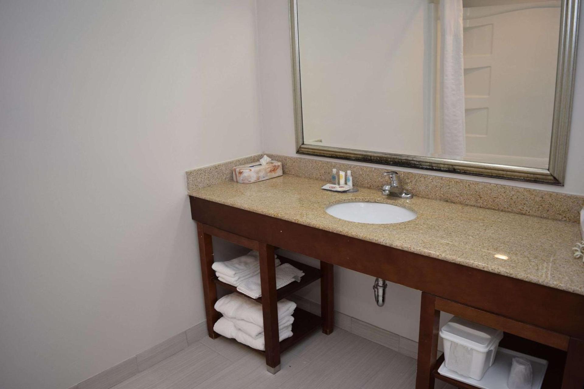 Comfort Inn & Suites Syracuse-Carrier Circle photo 30