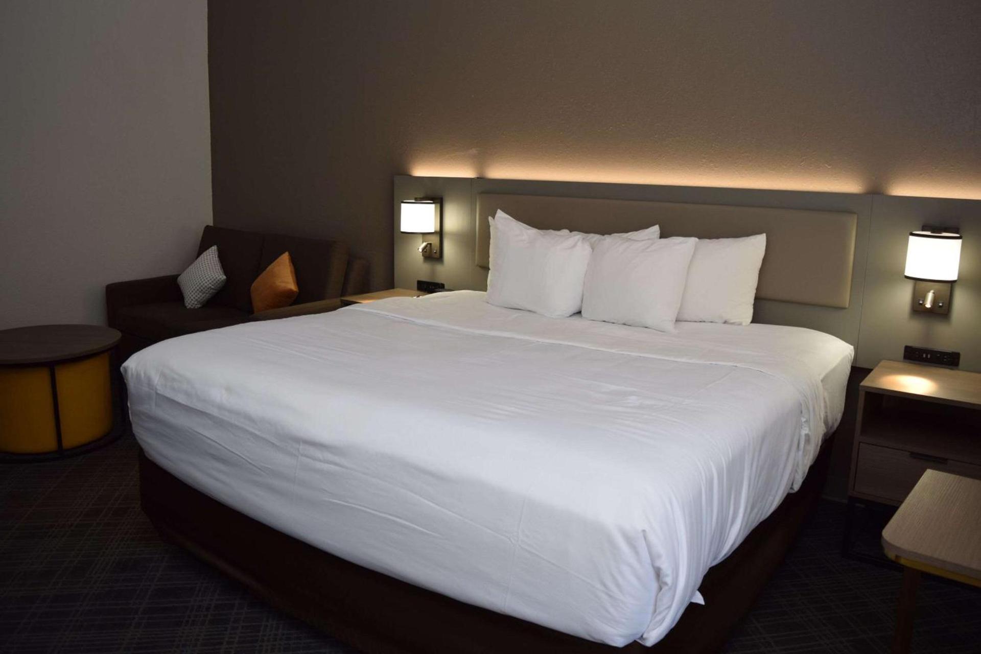Comfort Inn & Suites Syracuse-Carrier Circle photo 34