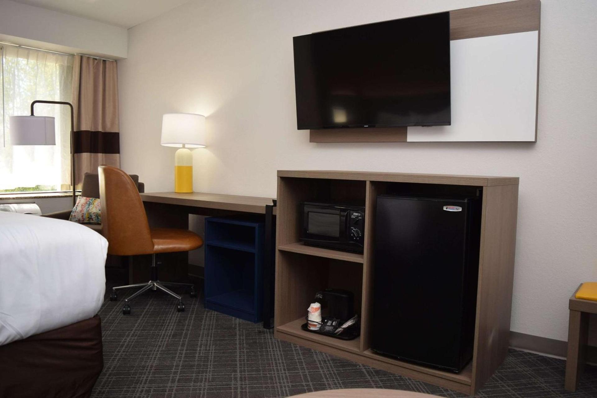 Comfort Inn & Suites Syracuse-Carrier Circle photo 36
