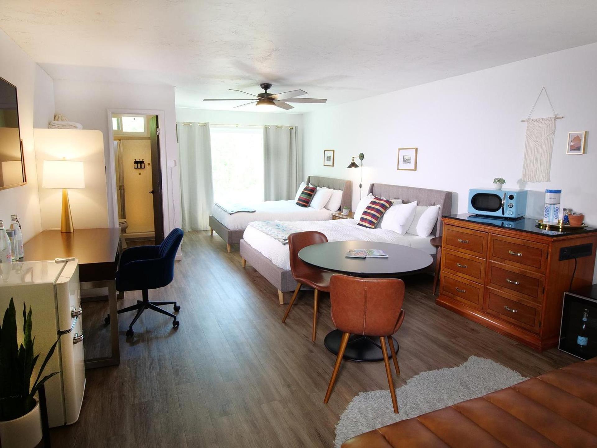 Sierra Blue Hotel & Swim Club photo 24