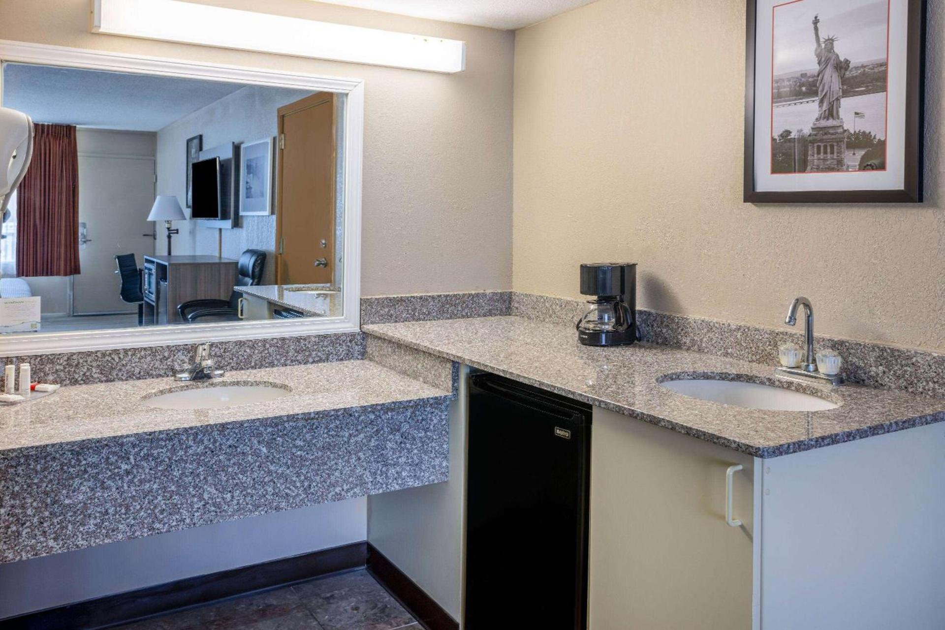 Ramada by Wyndham Rome - Verona photo 24