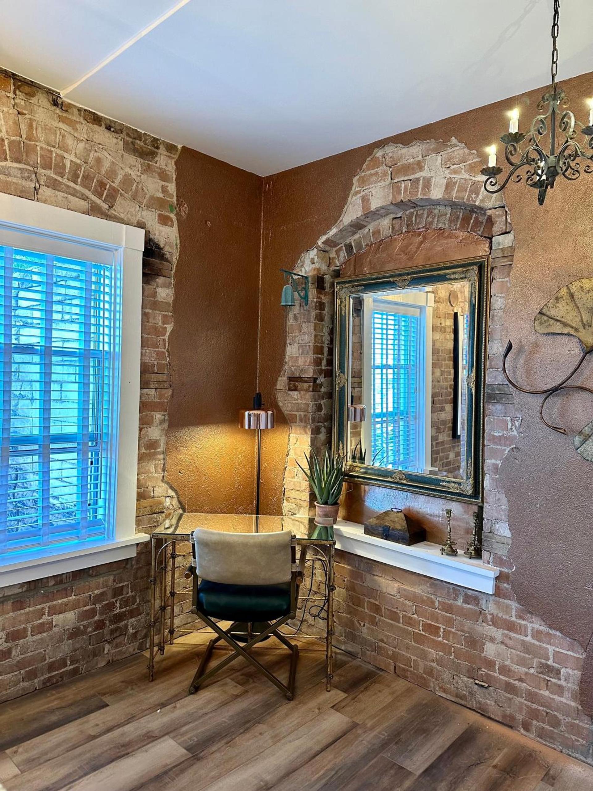 Bisbee Brownstone Suites photo 56