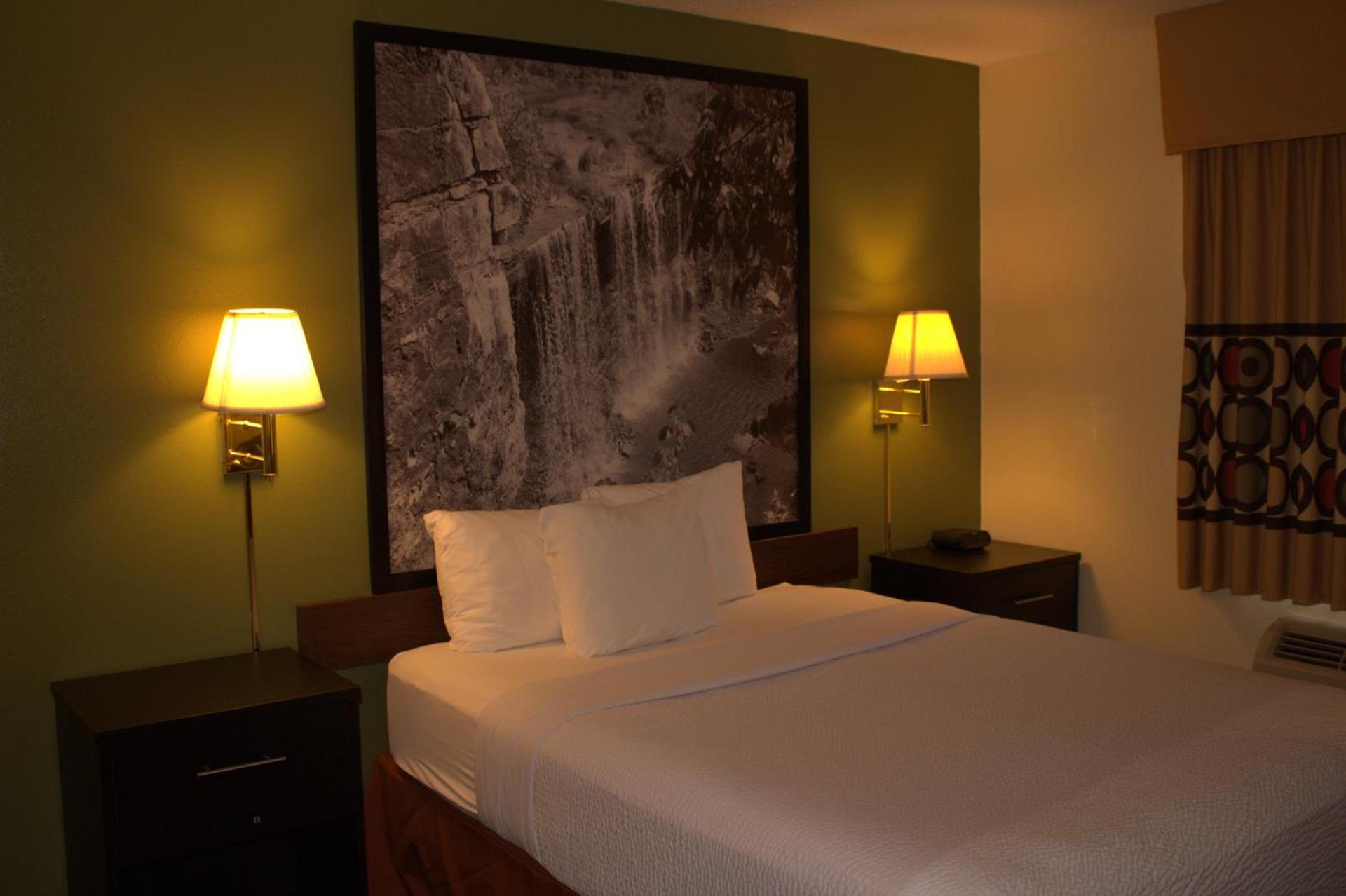 Super 8 by Wyndham Colby photo 25