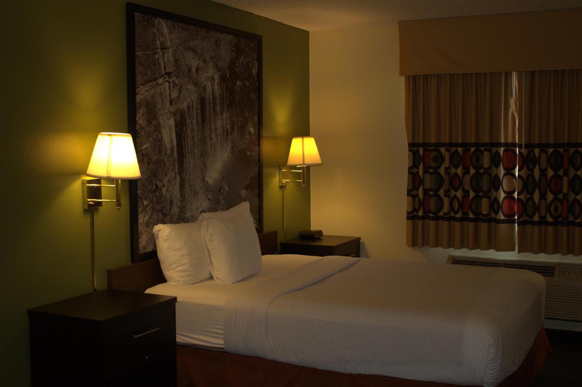 Super 8 by Wyndham Colby photo 26