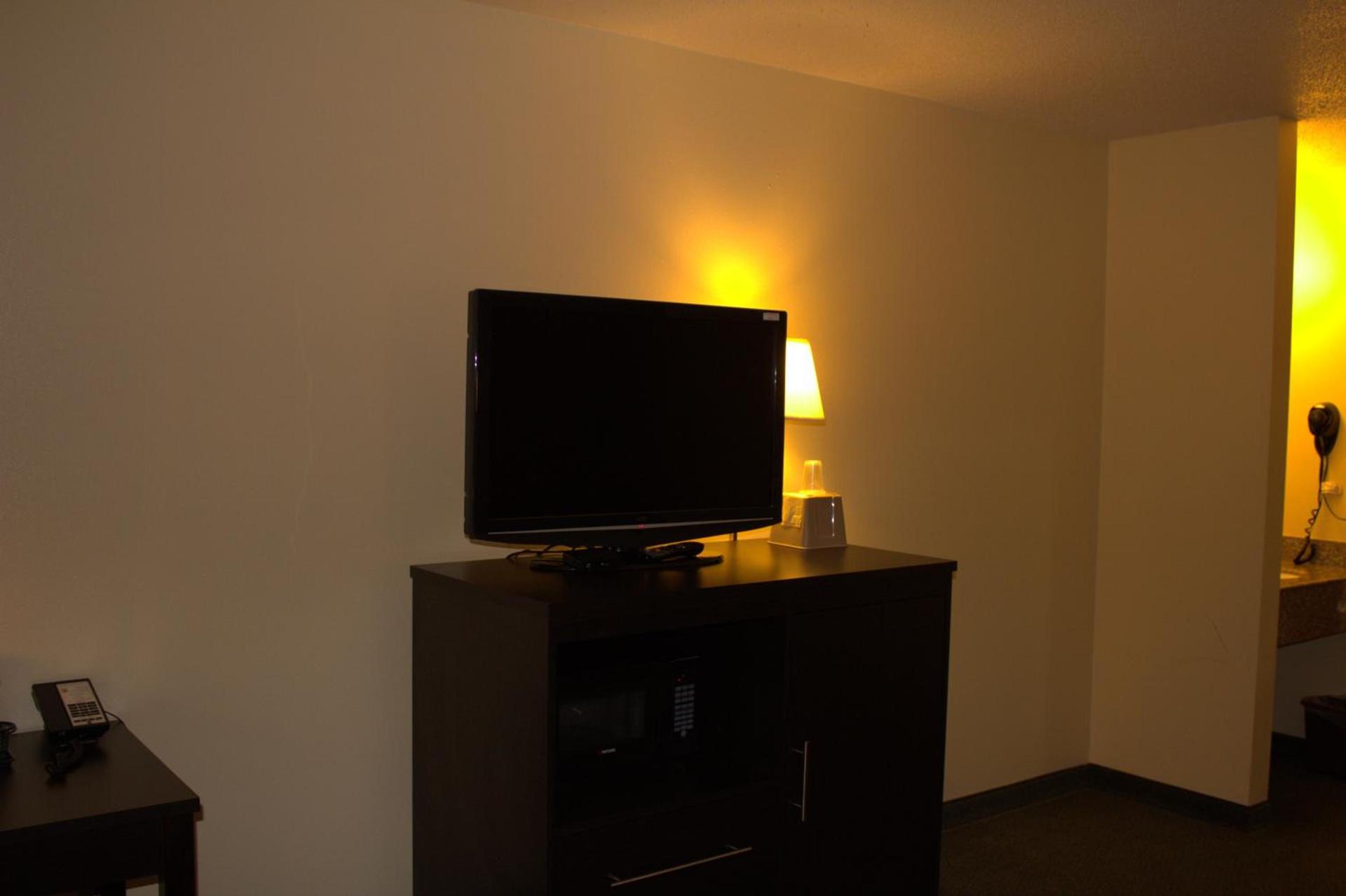 Super 8 by Wyndham Colby photo 27