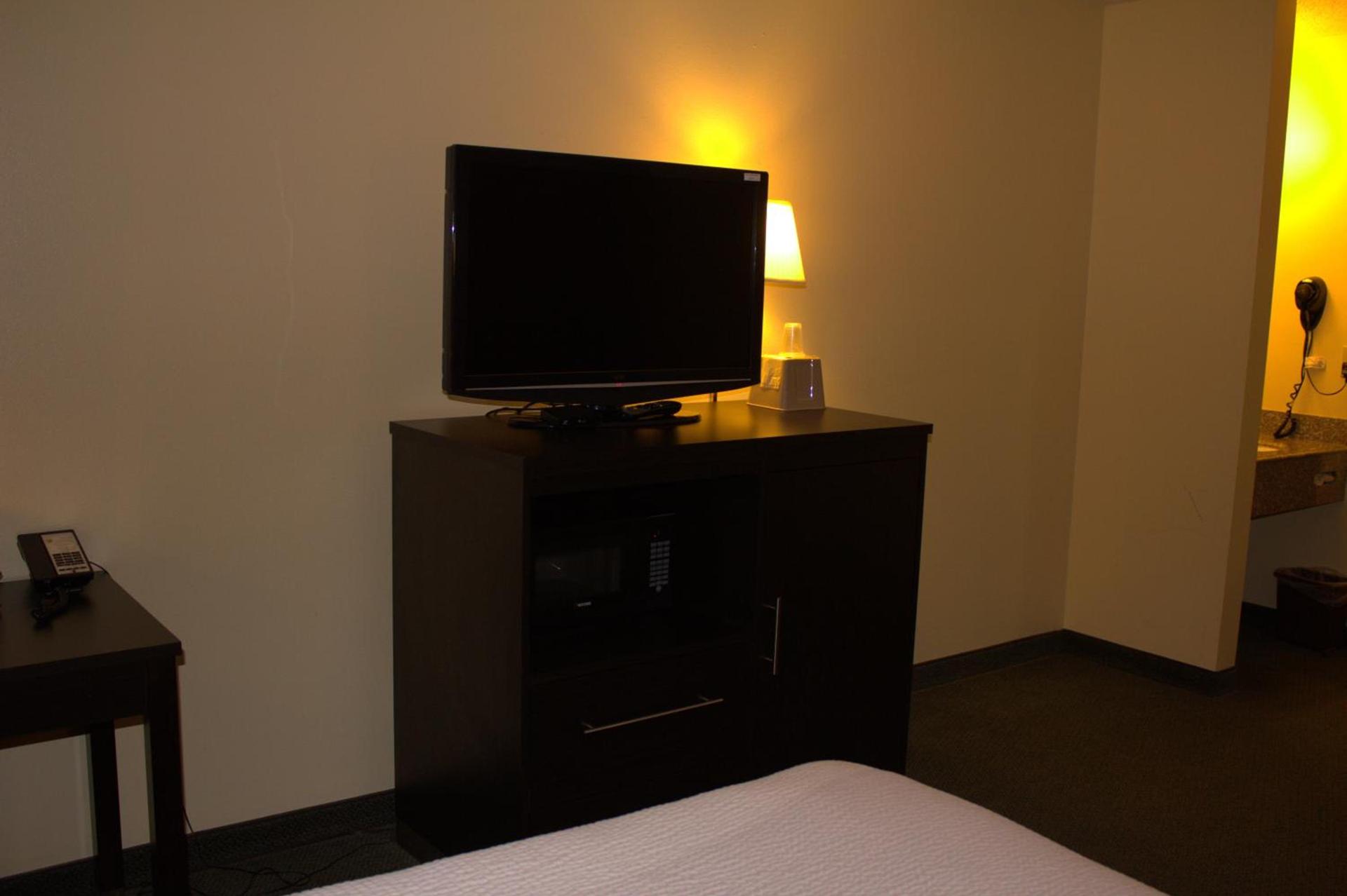 Super 8 by Wyndham Colby photo 28