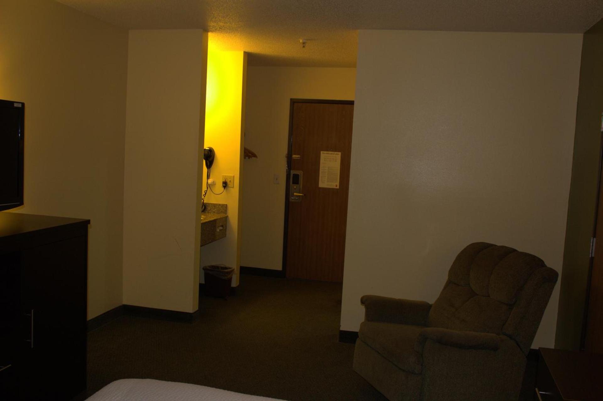 Super 8 by Wyndham Colby photo 31