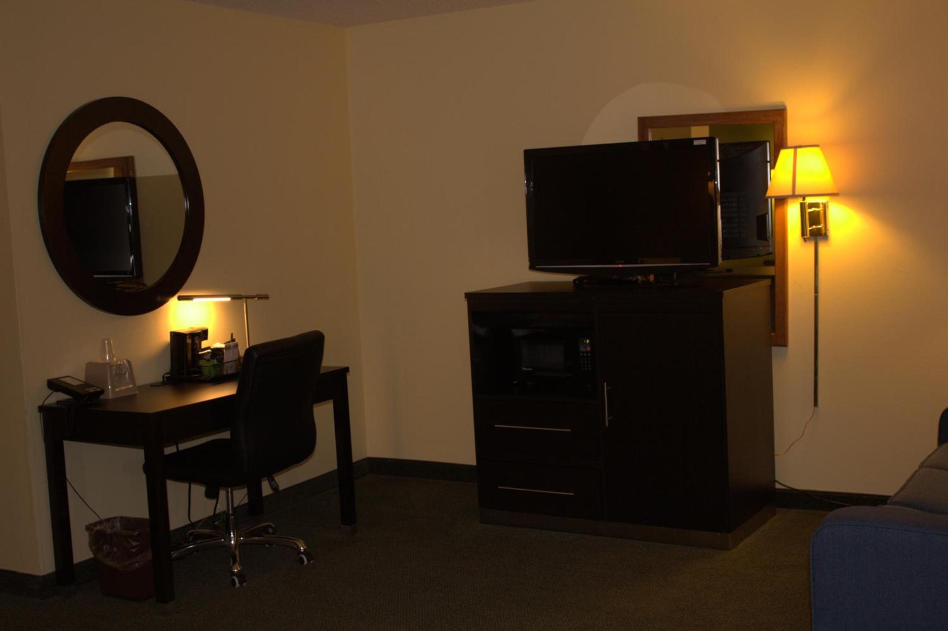 Super 8 by Wyndham Colby photo 40