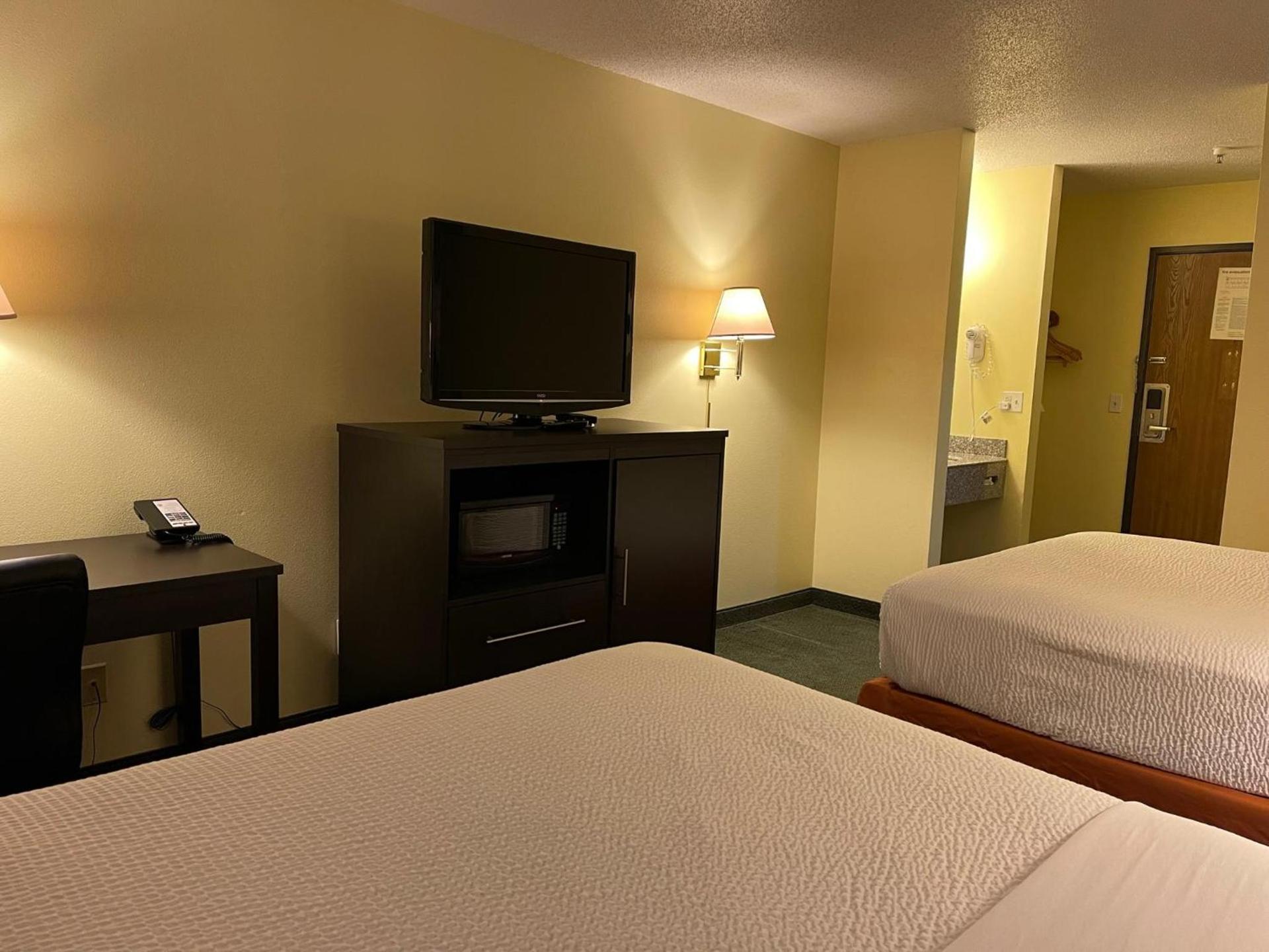 Super 8 by Wyndham Colby photo 43