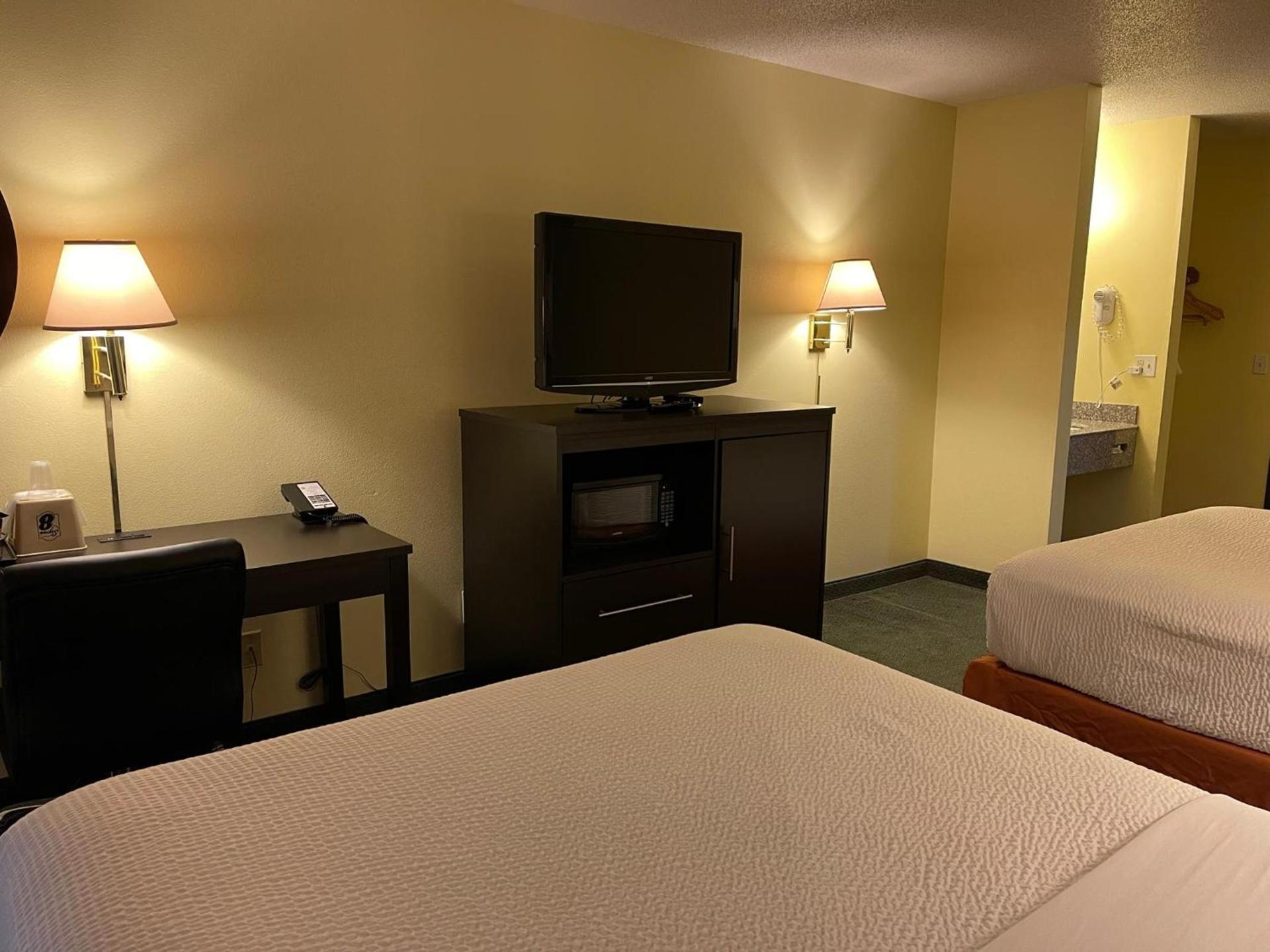 Super 8 by Wyndham Colby photo 44