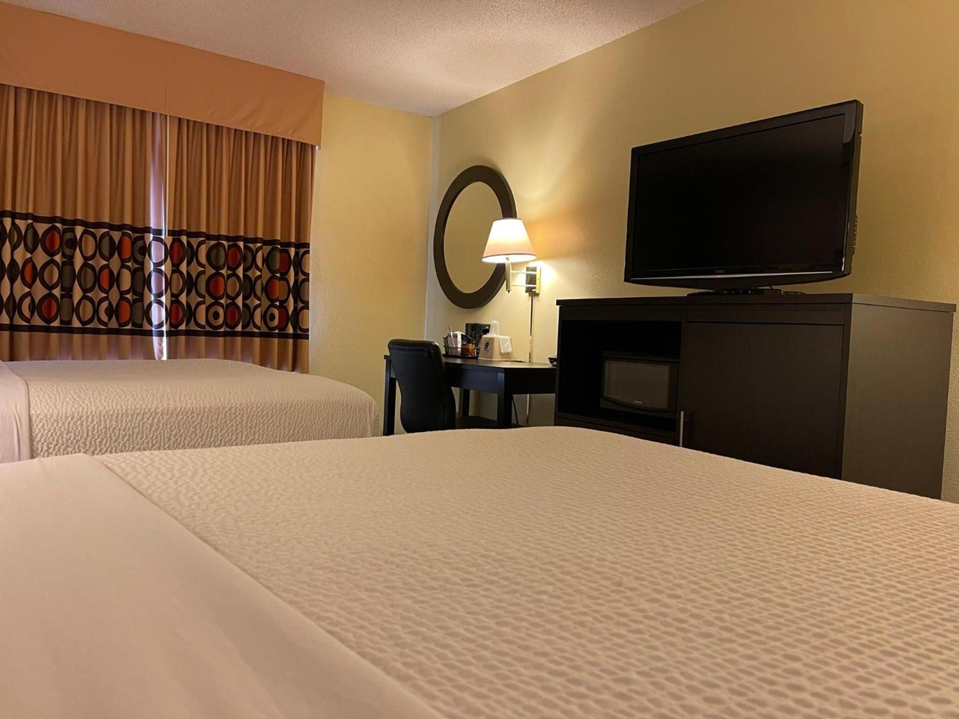 Super 8 by Wyndham Colby photo 47