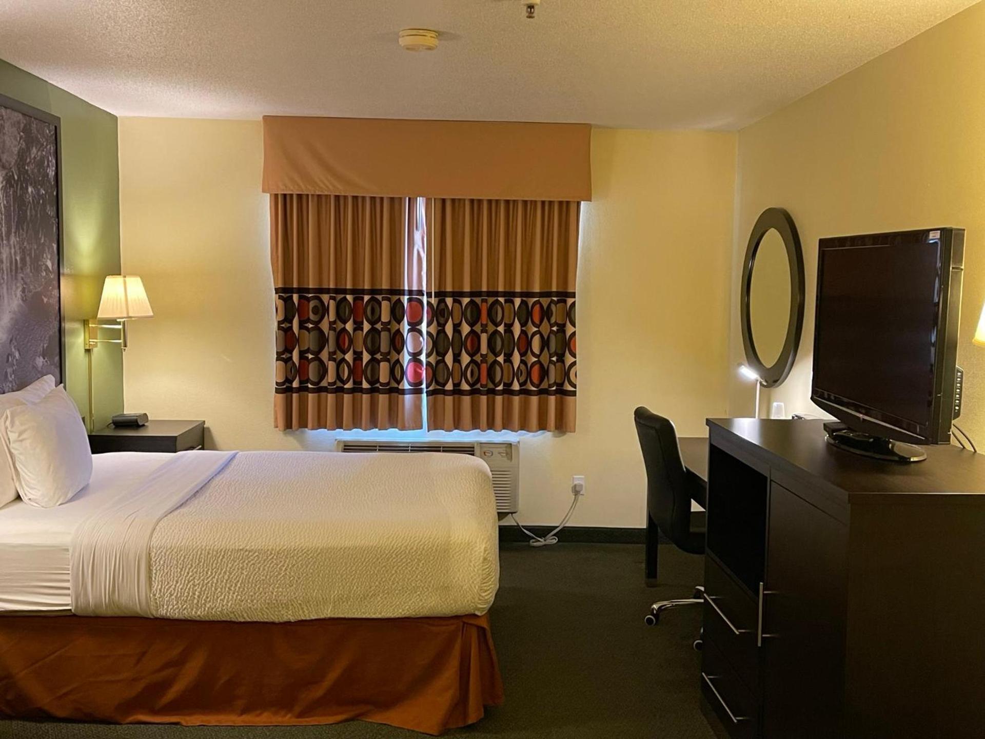 Super 8 by Wyndham Colby photo 51