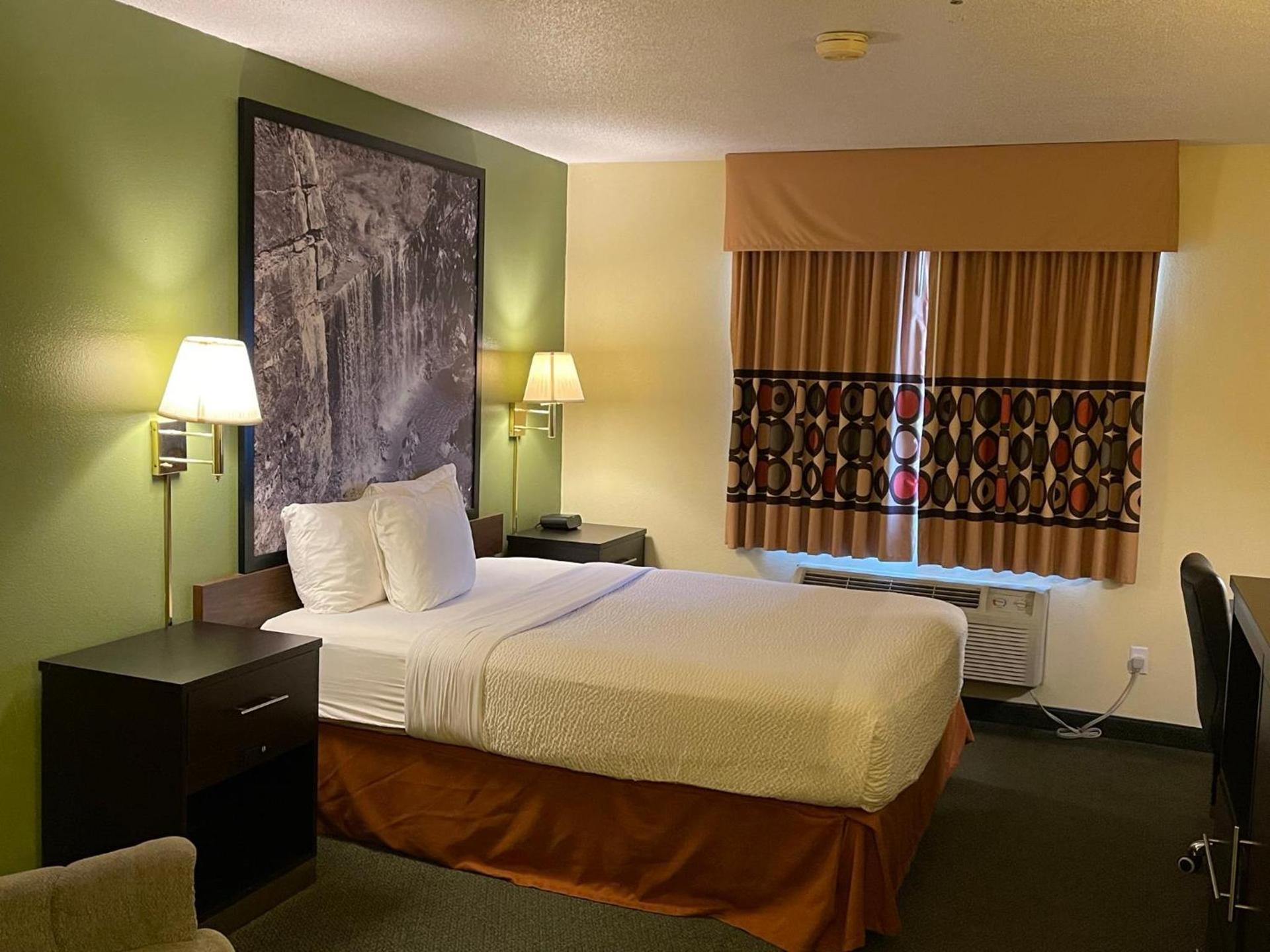 Super 8 by Wyndham Colby photo 52