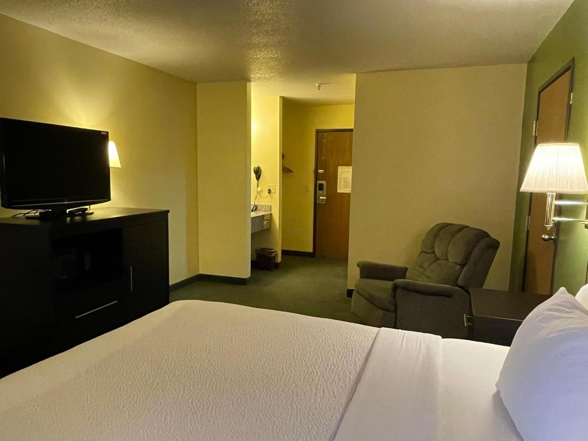 Super 8 by Wyndham Colby photo 55