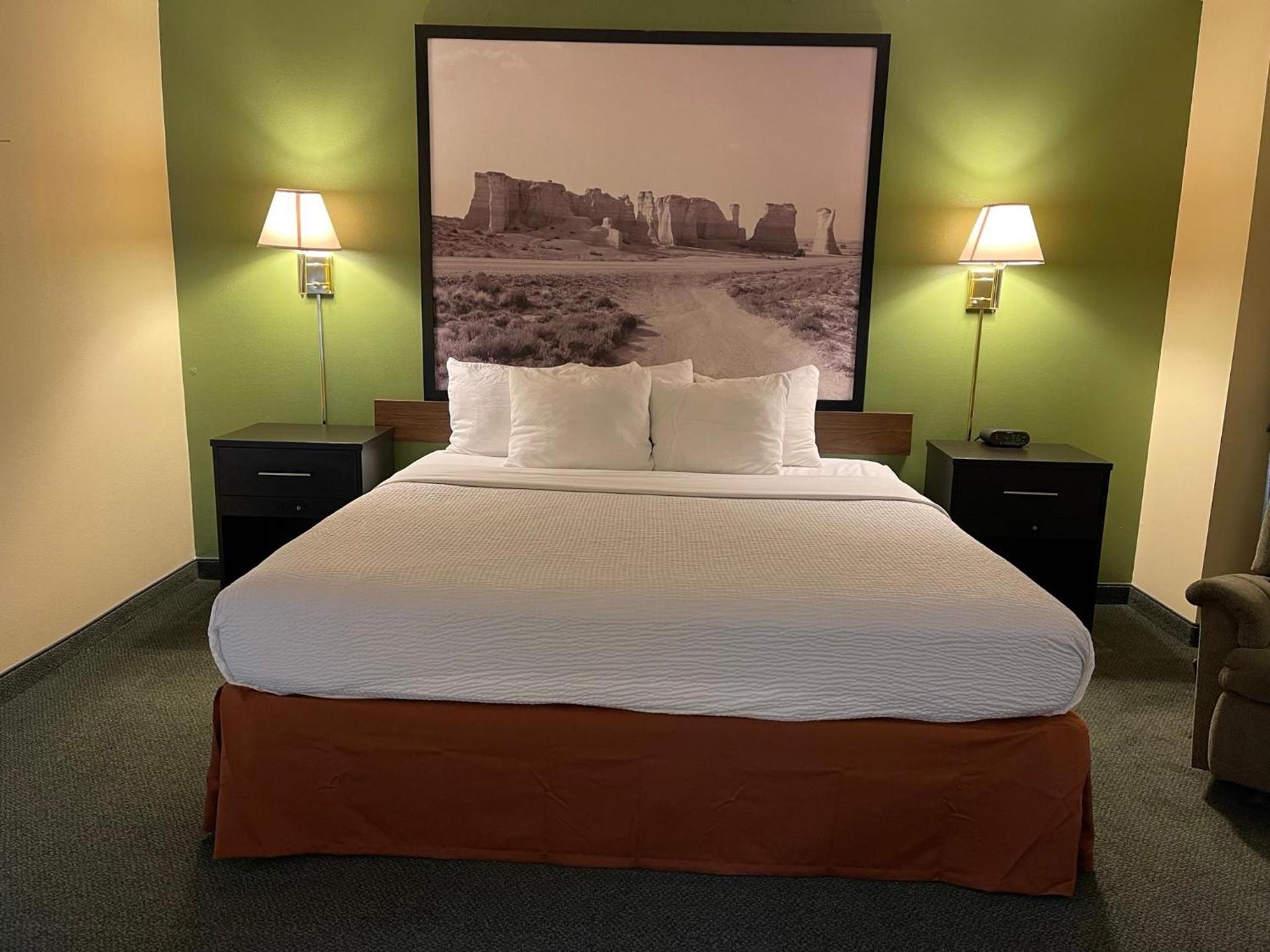 Super 8 by Wyndham Colby photo 57