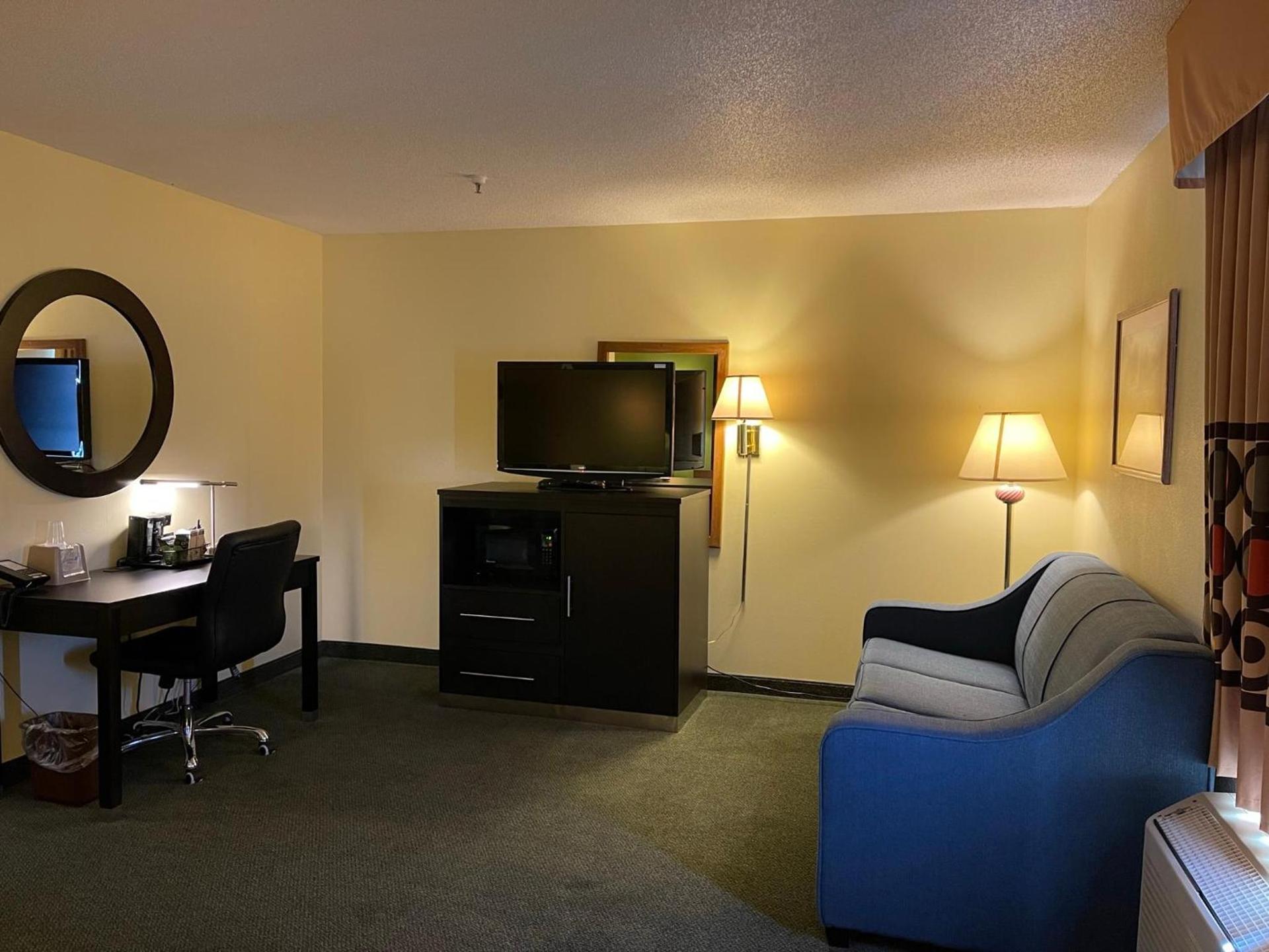 Super 8 by Wyndham Colby photo 60