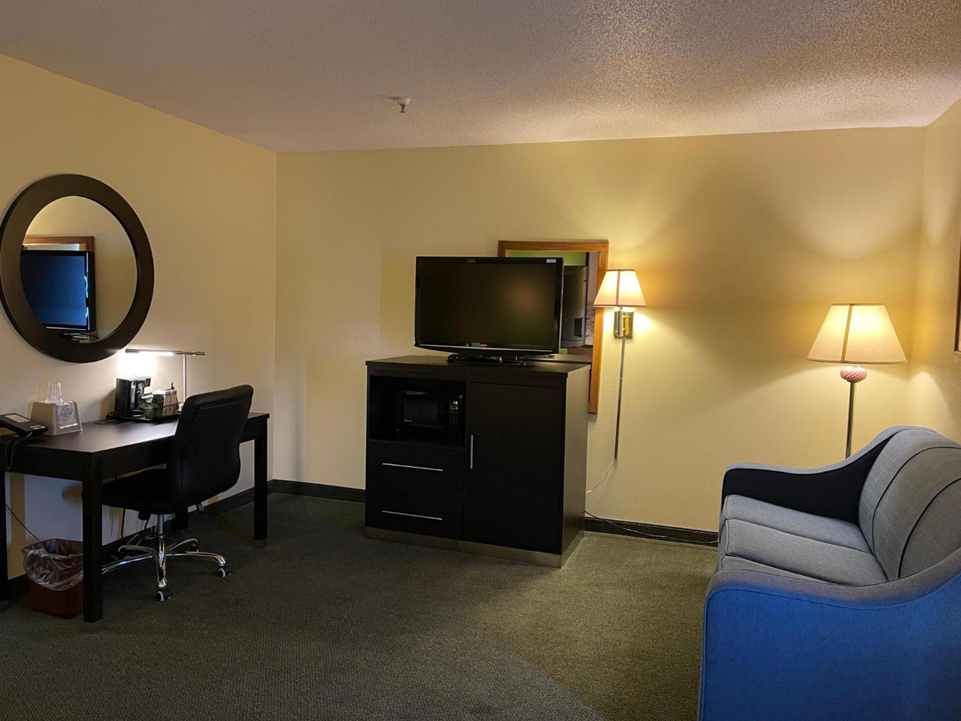 Super 8 by Wyndham Colby photo 61