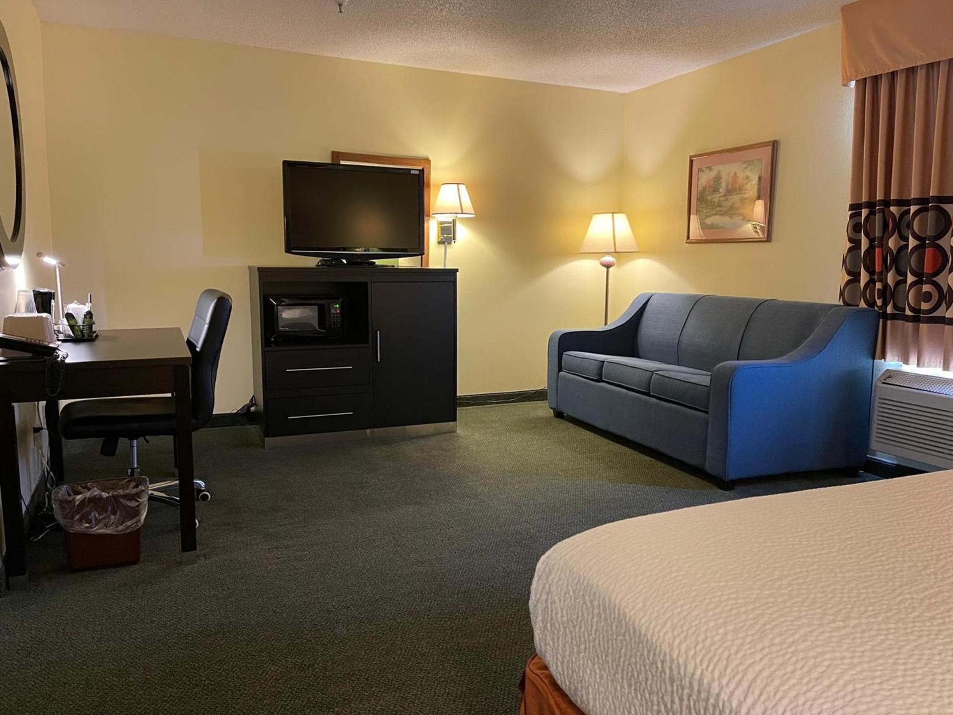 Super 8 by Wyndham Colby photo 62