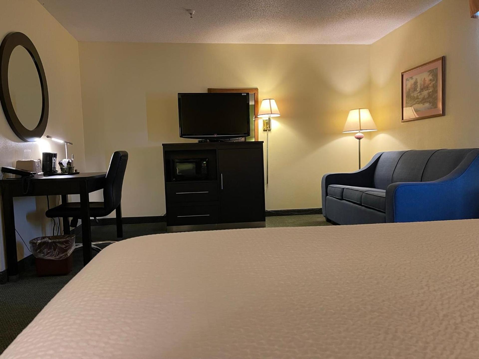 Super 8 by Wyndham Colby photo 63
