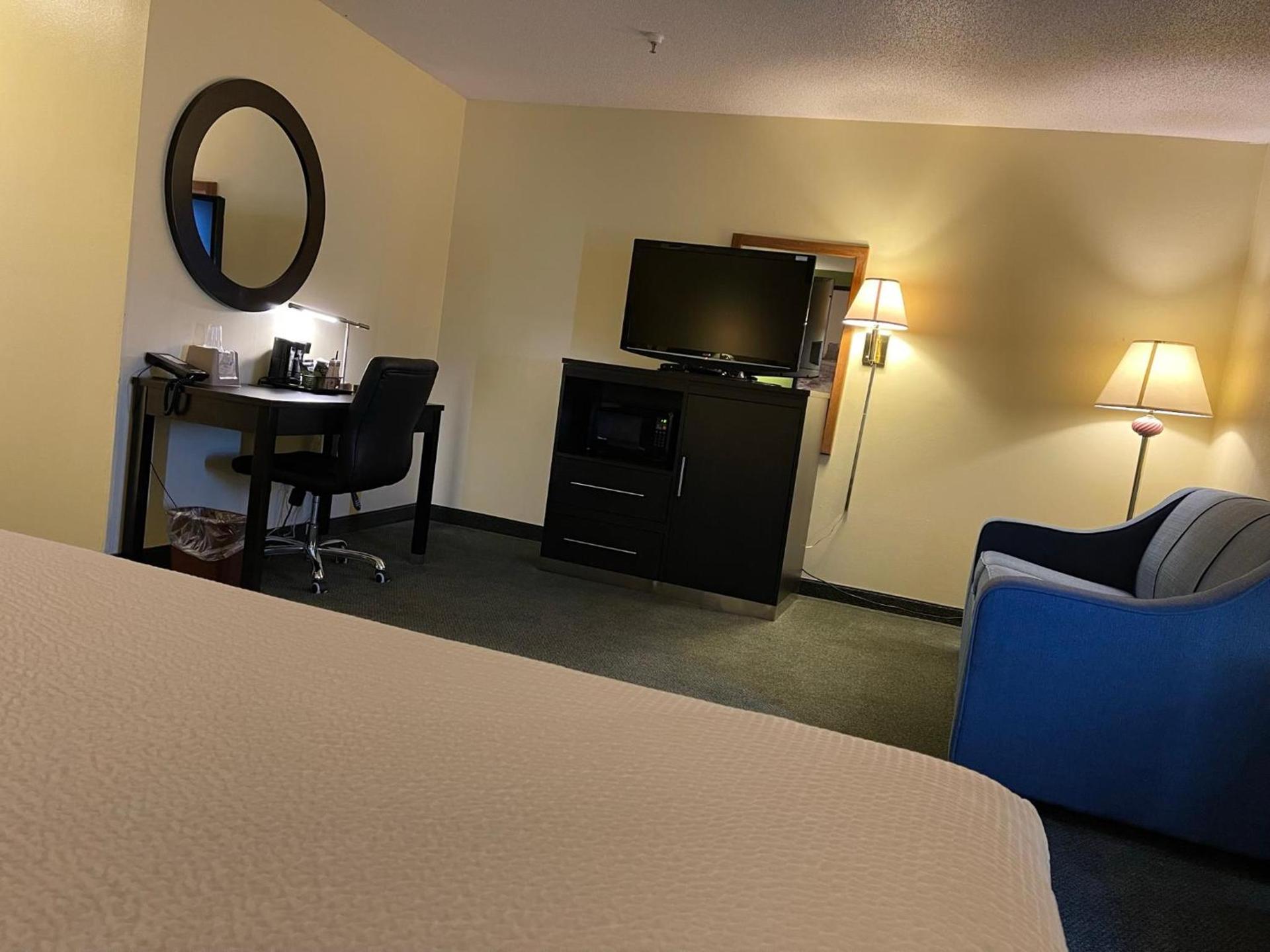 Super 8 by Wyndham Colby photo 67