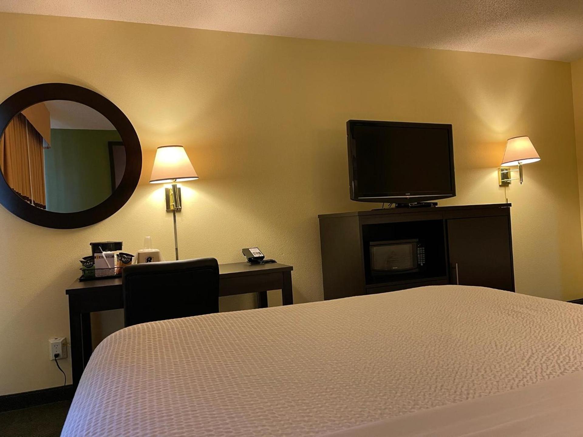Super 8 by Wyndham Colby photo 69