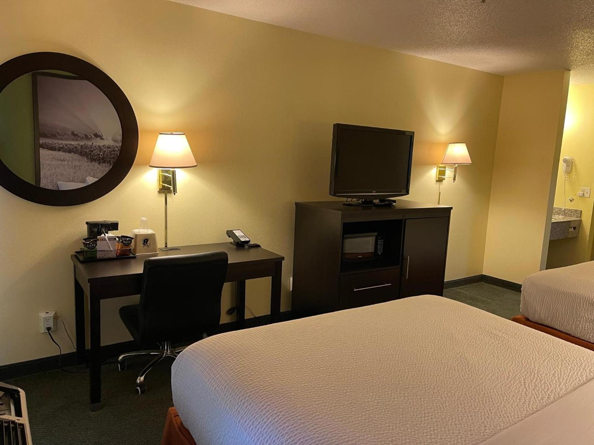 Super 8 by Wyndham Colby photo 70