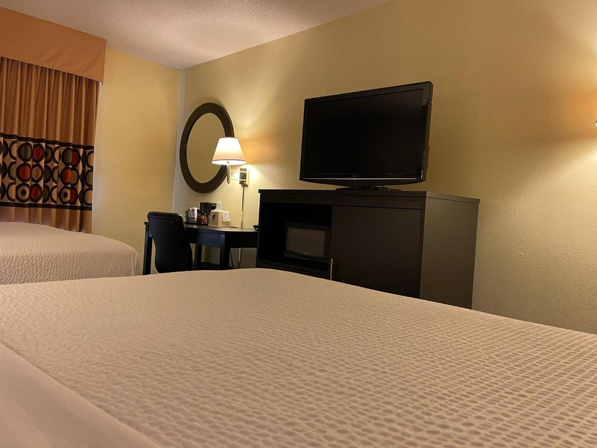 Super 8 by Wyndham Colby photo 77