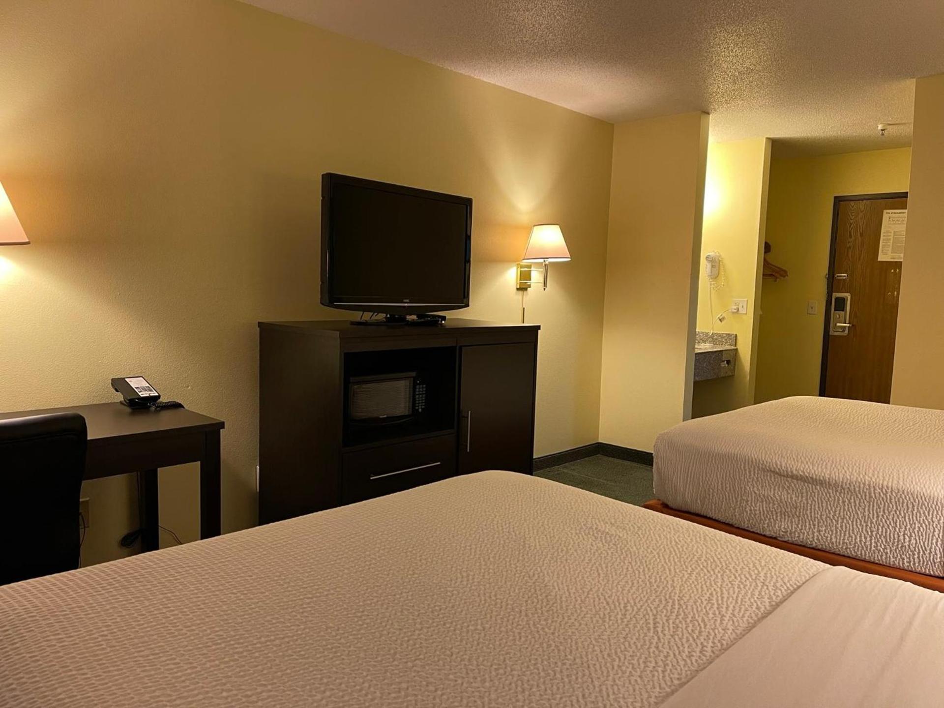 Super 8 by Wyndham Colby photo 78