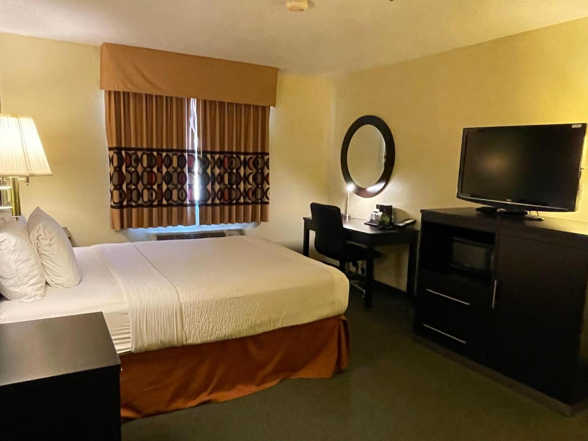 Super 8 by Wyndham Colby photo 83