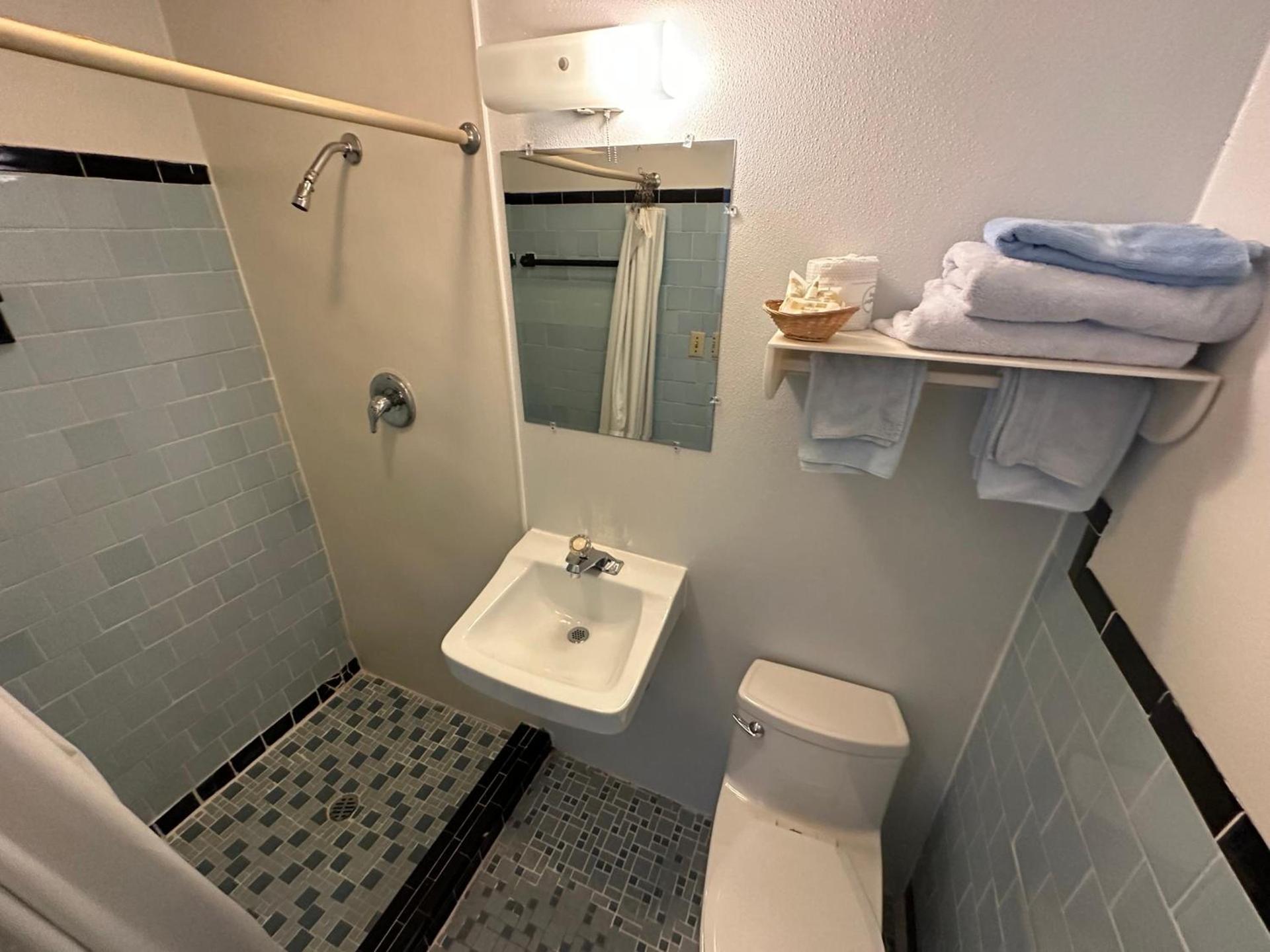 Four Oaks Lodging photo 2