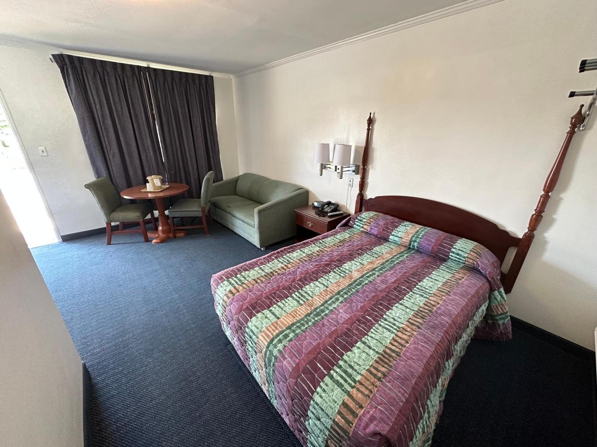 Four Oaks Lodging photo 28