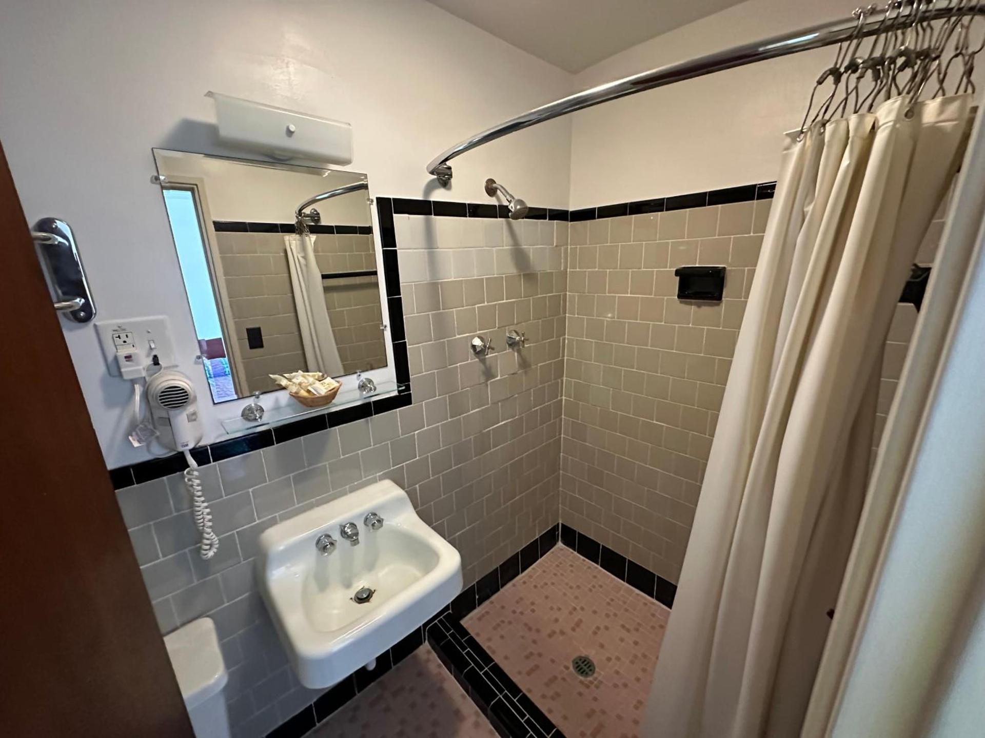 Four Oaks Lodging photo 31