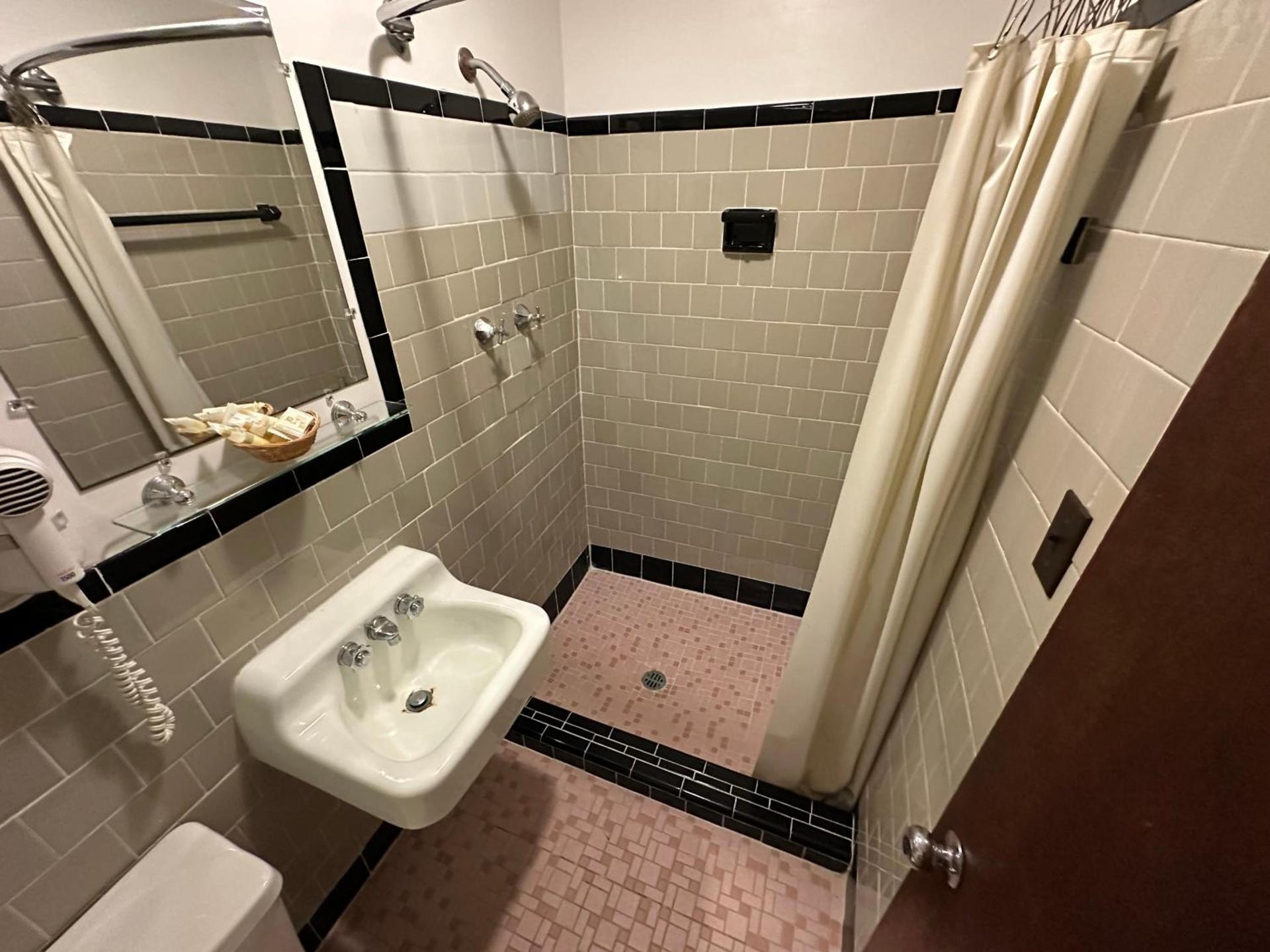 Four Oaks Lodging photo 32