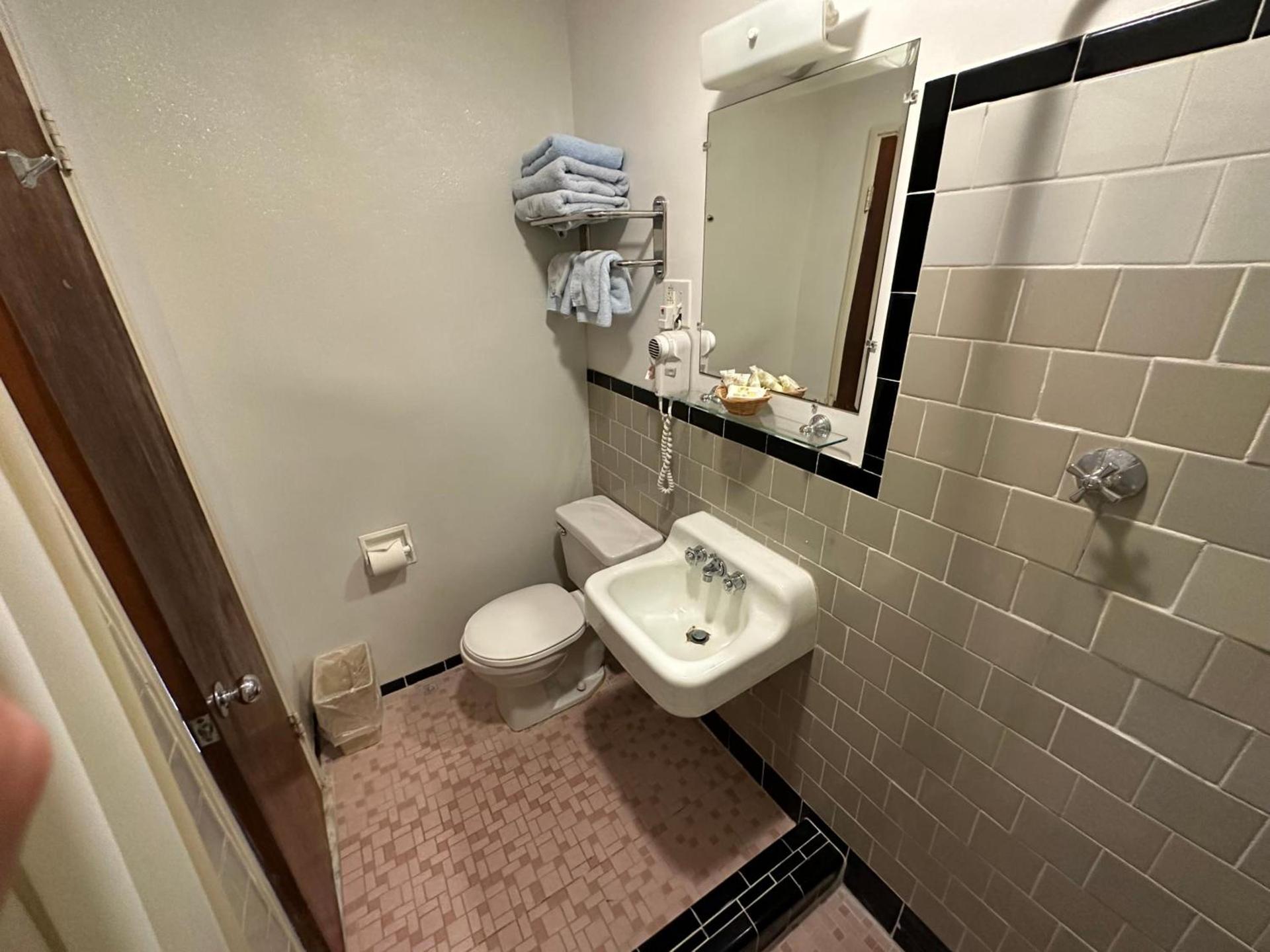 Four Oaks Lodging photo 33