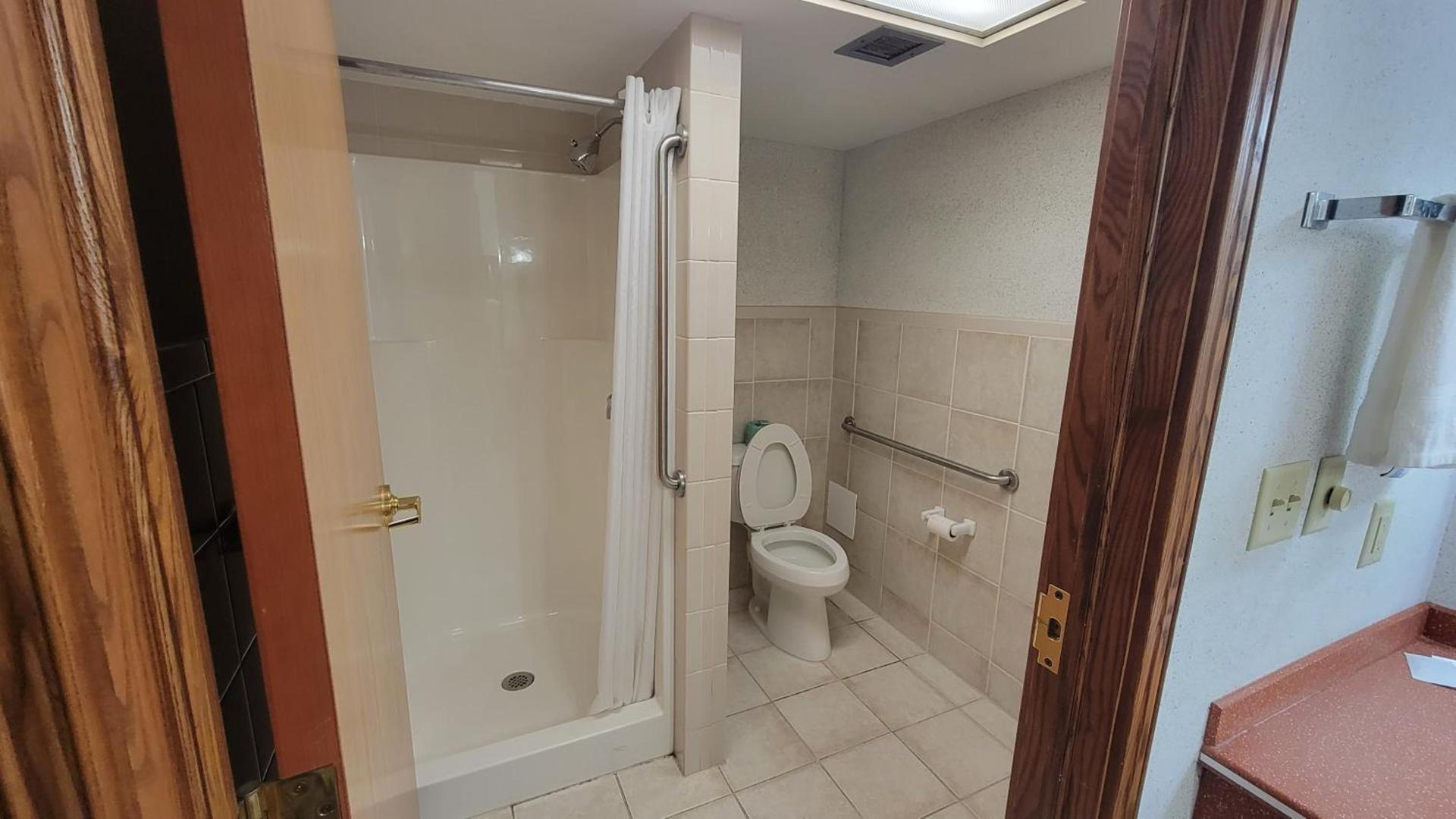 Ramada by Wyndham Saginaw Hotel & Suites photo 3