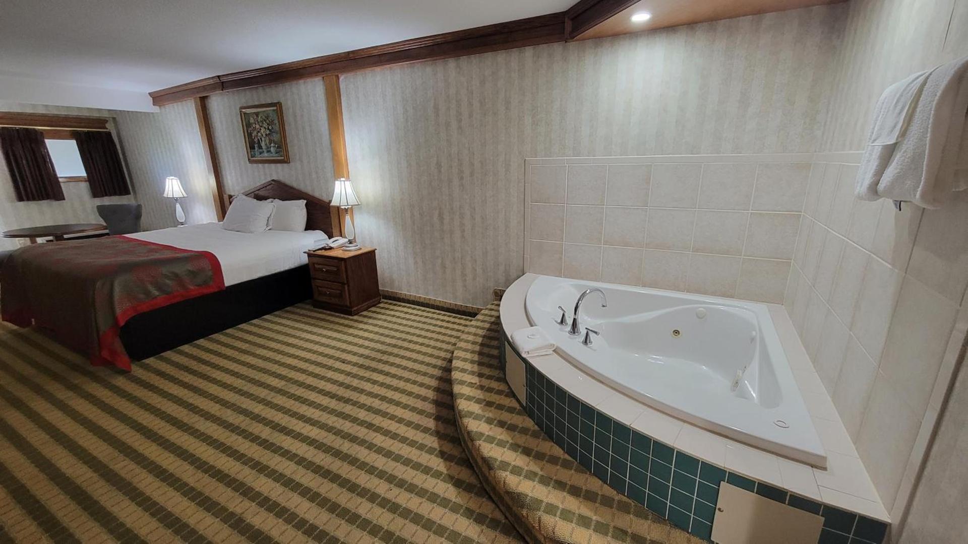 Ramada by Wyndham Saginaw Hotel & Suites photo 5