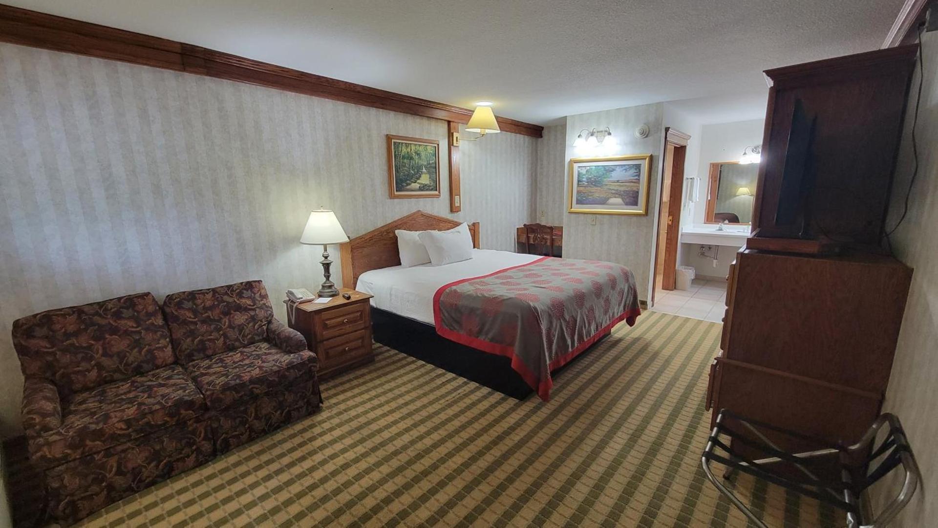 Ramada by Wyndham Saginaw Hotel & Suites photo 22