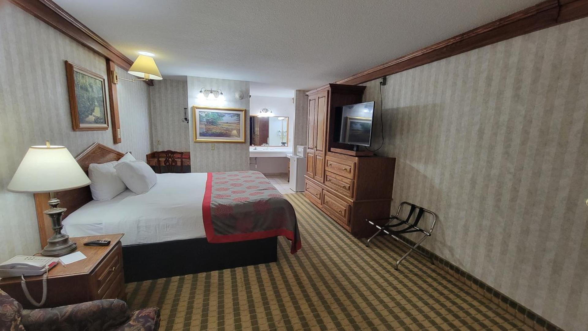Ramada by Wyndham Saginaw Hotel & Suites photo 21