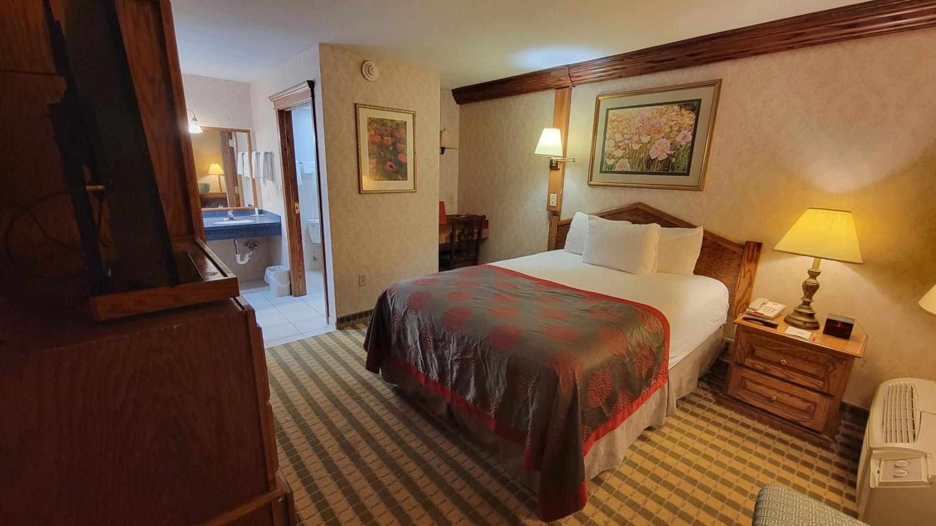 Ramada by Wyndham Saginaw Hotel & Suites photo 27