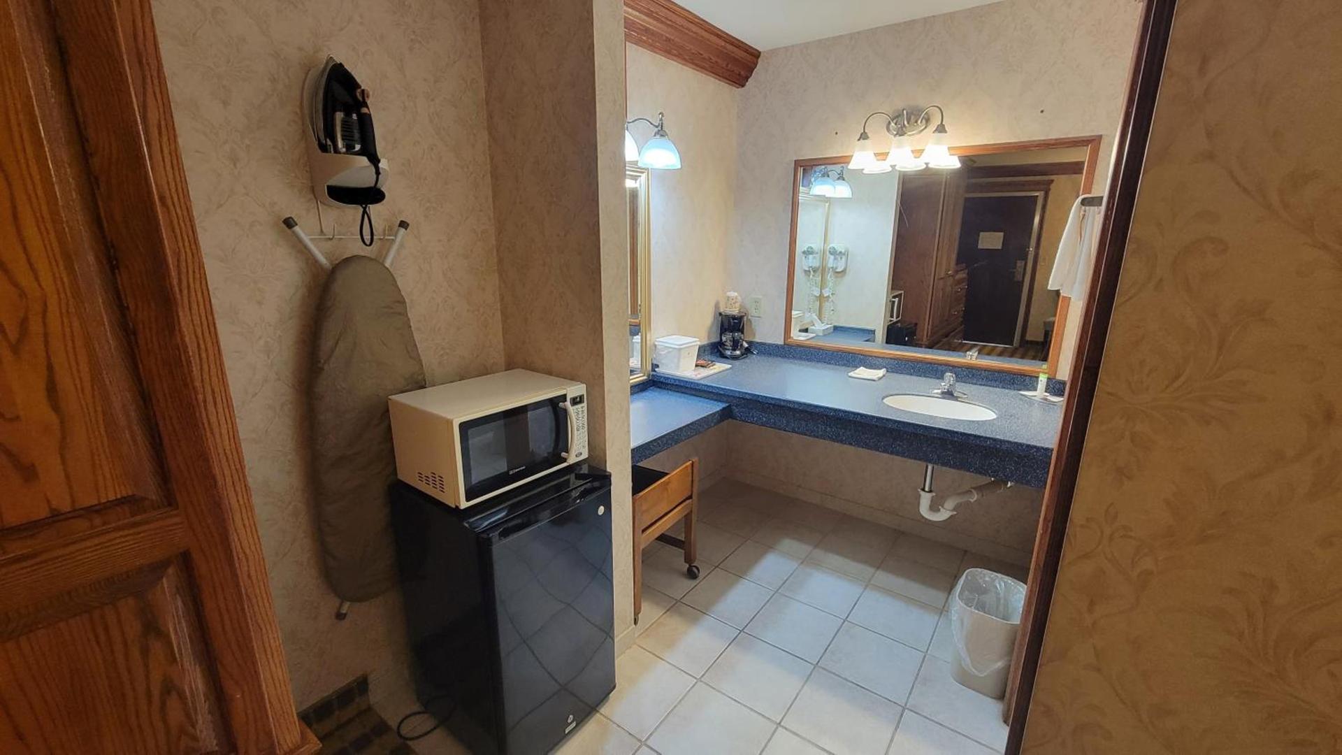 Ramada by Wyndham Saginaw Hotel & Suites photo 26