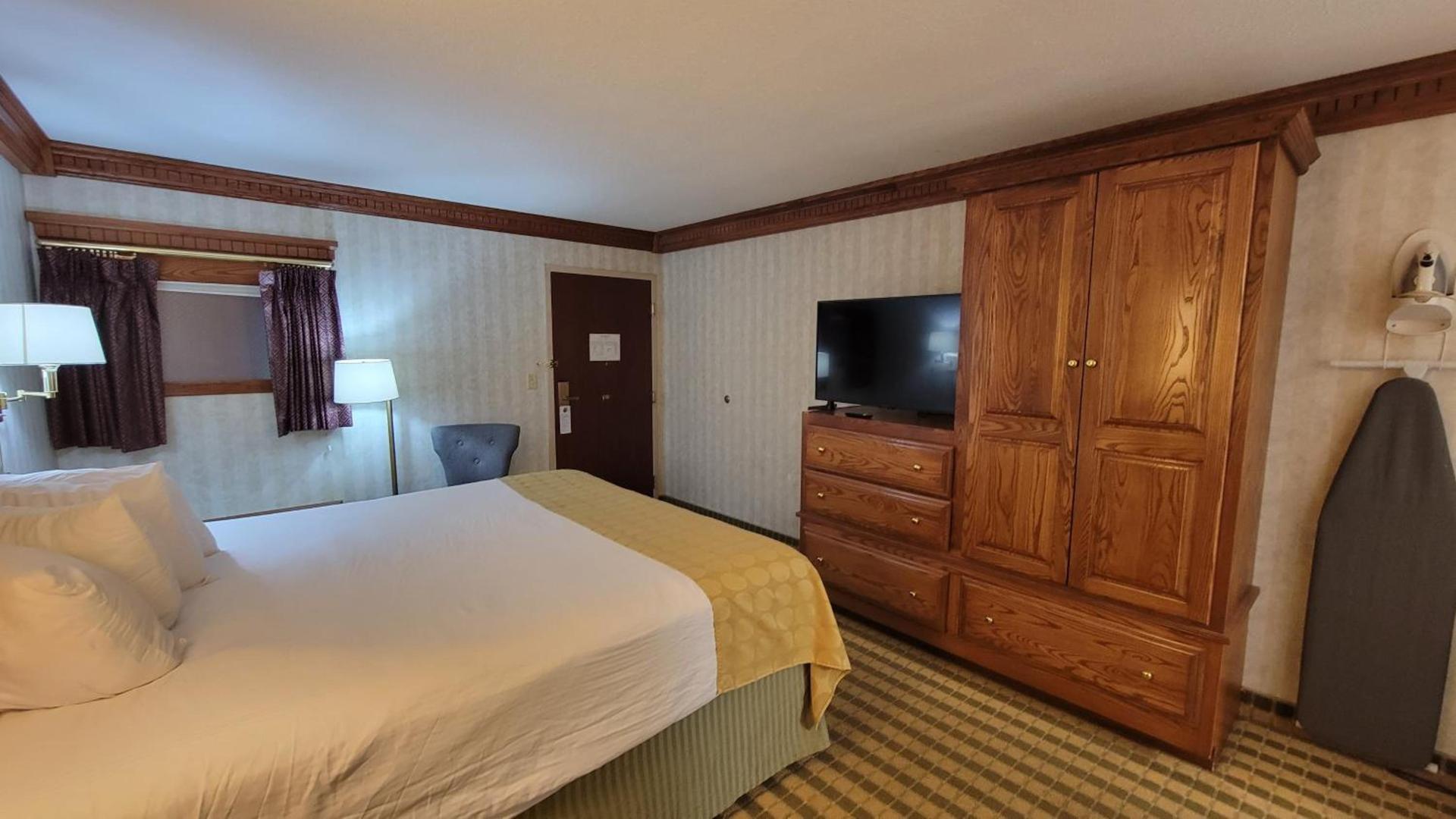 Ramada by Wyndham Saginaw Hotel & Suites photo 29