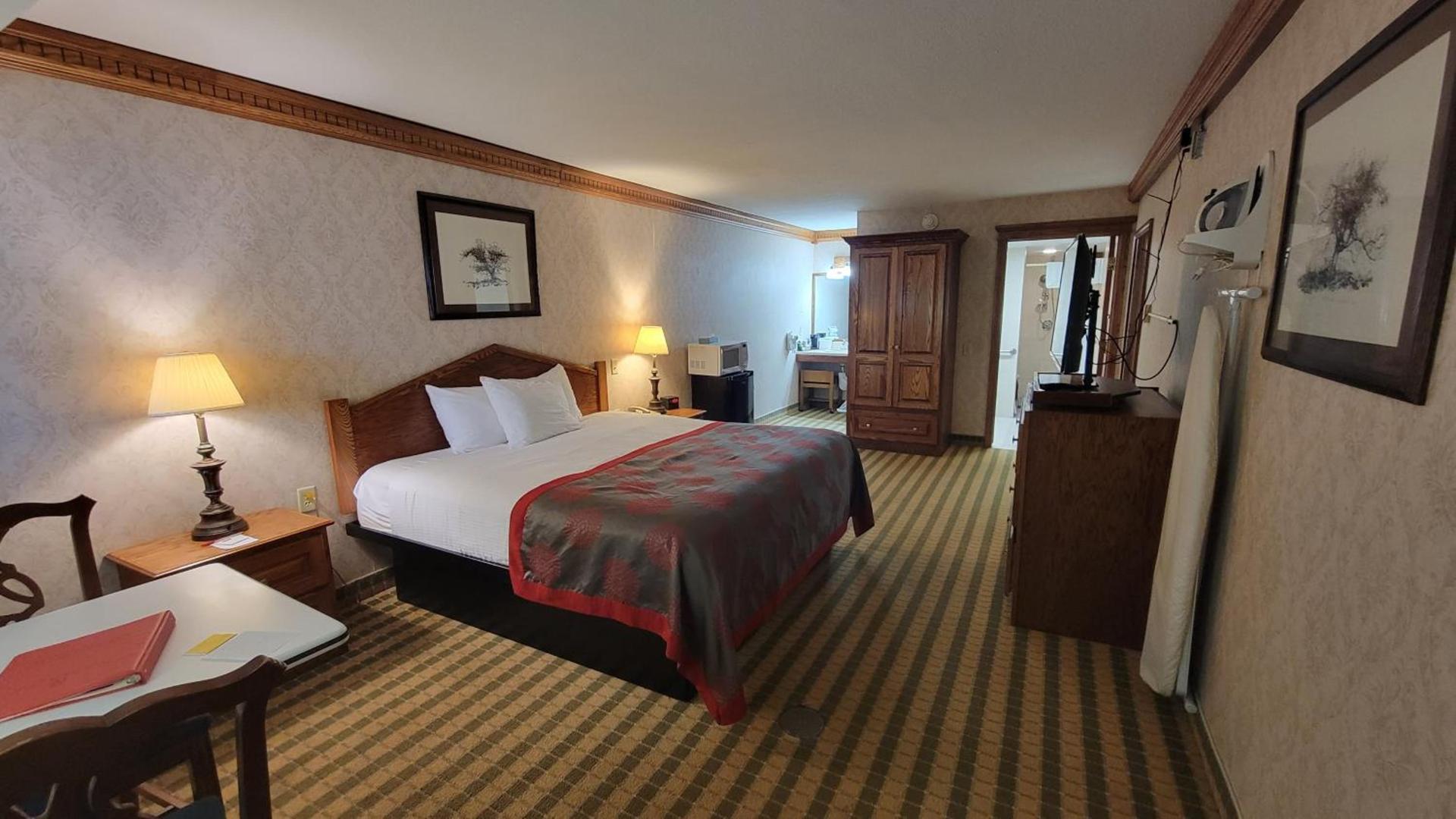 Ramada by Wyndham Saginaw Hotel & Suites photo 33